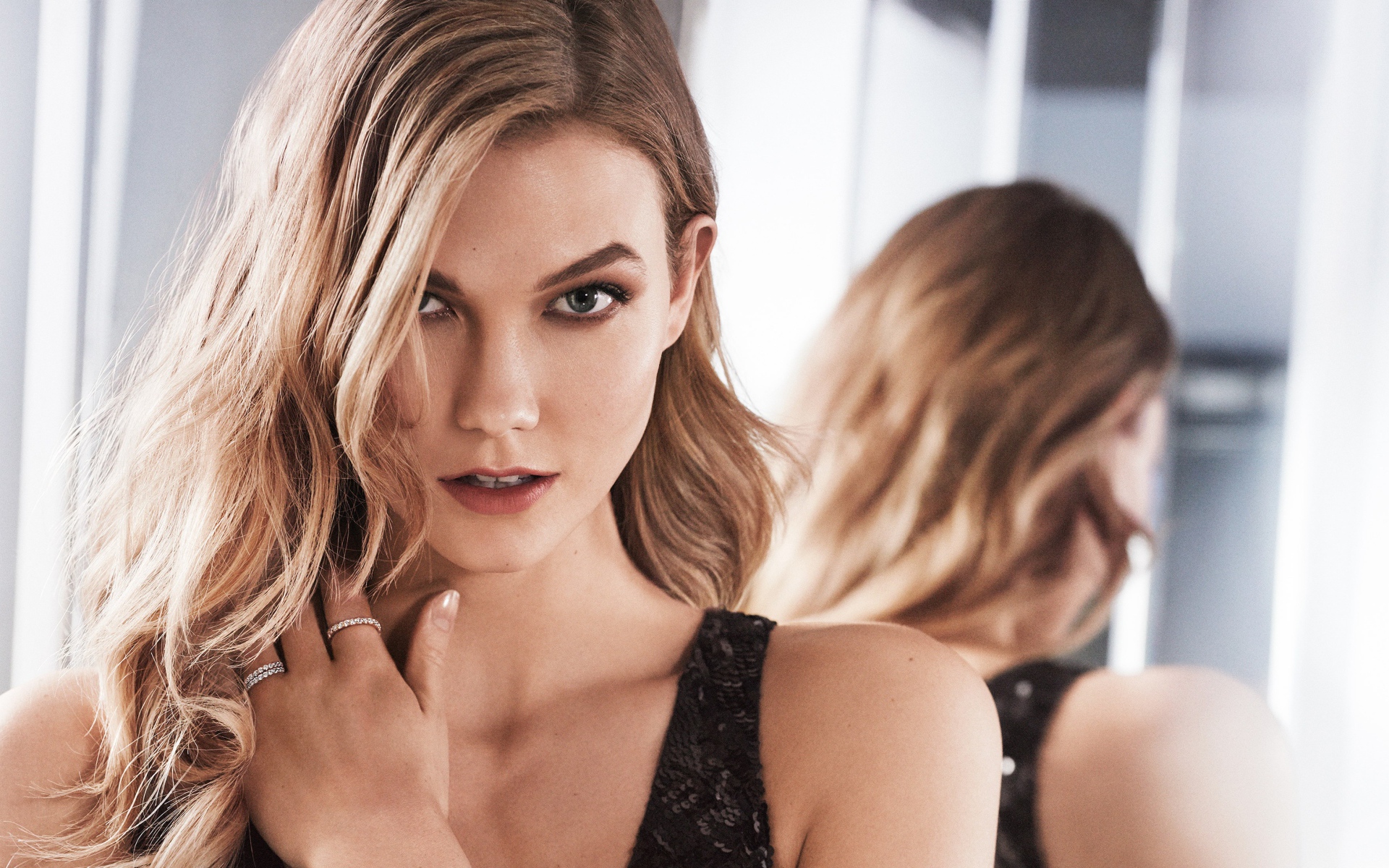 Супермодель Карли Клосс с кольцами на руке