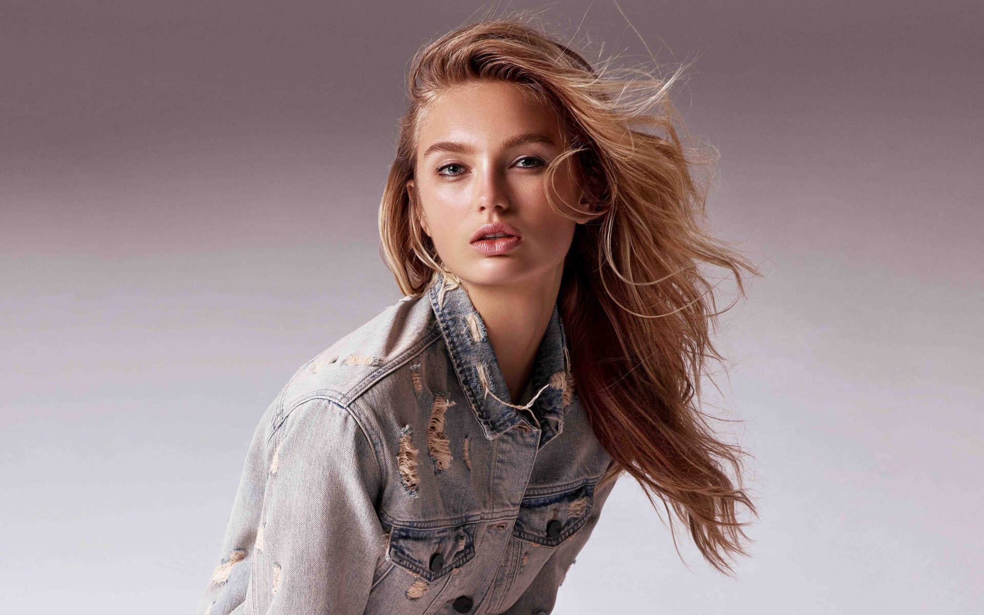 Молодая девушка модель Роми Стрейд в джинсовой куртке