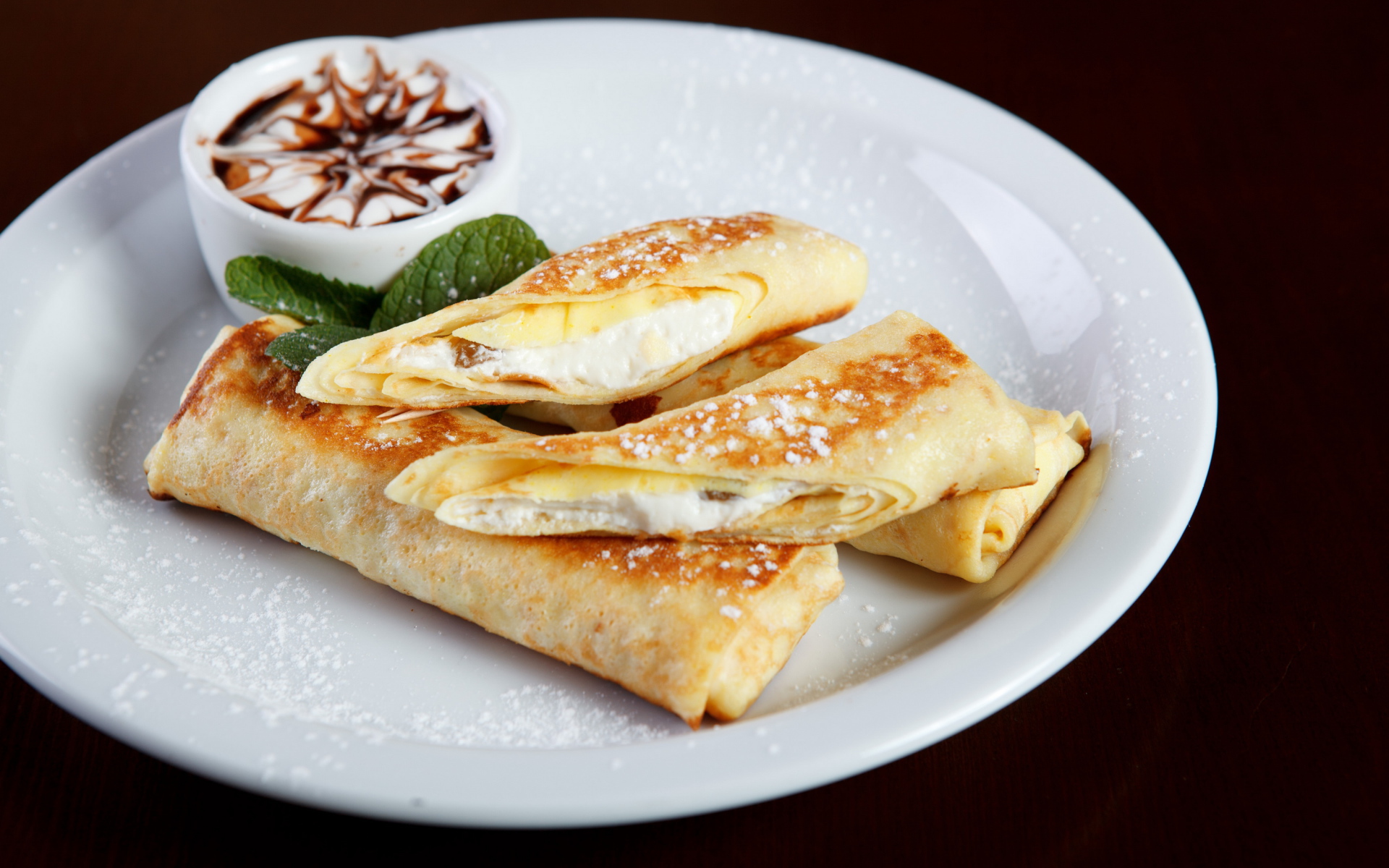 Блины с творогом и сметаной на белой тарелке на Масленицу