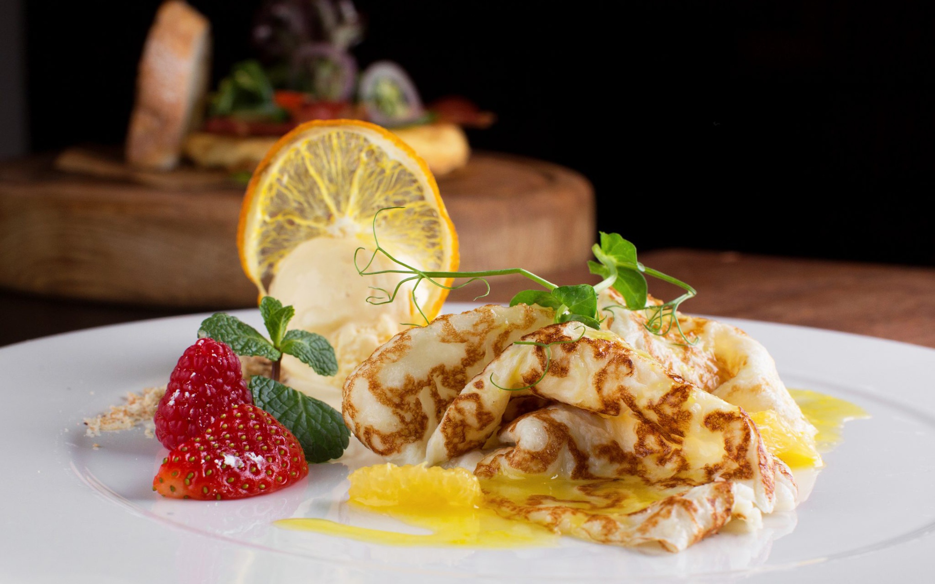 Блины с клубникой и лимоном на Масленицу