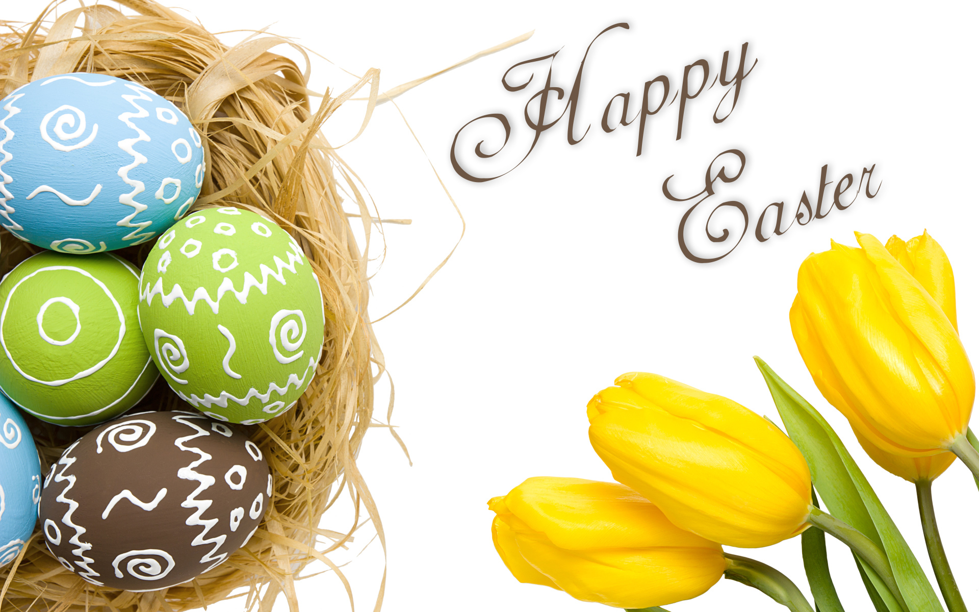 Желтые тюльпаны и крашеные яйца на Пасху