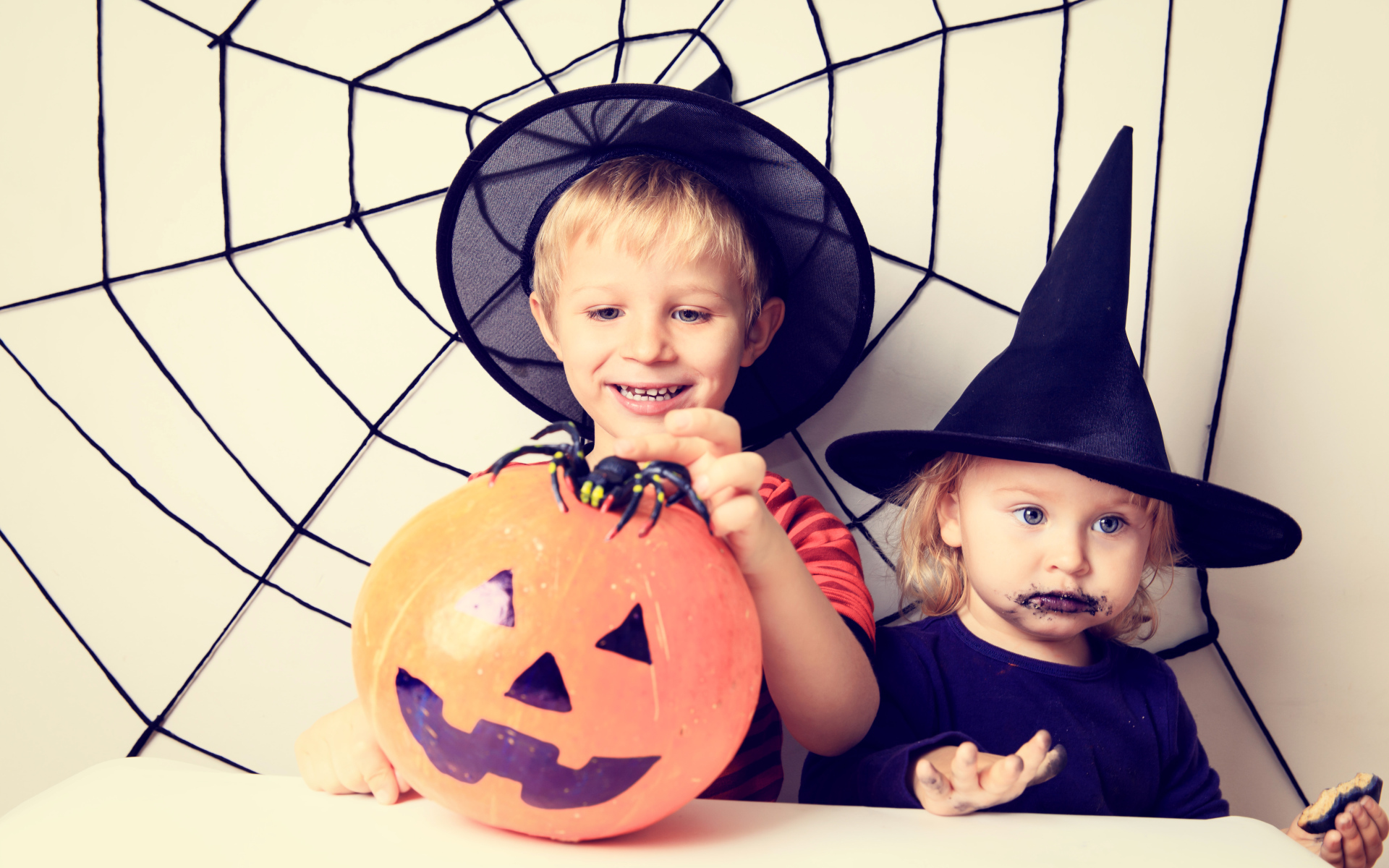 Маленькие мальчик и девочка в костюмах на Хэллоуин