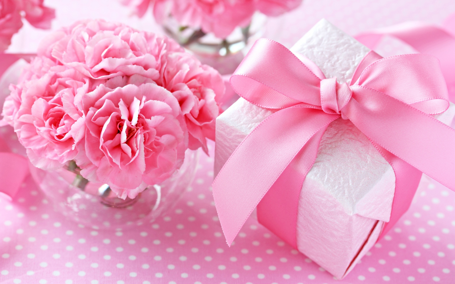 Букет розовых гвоздик и подарок любимой на 8 марта