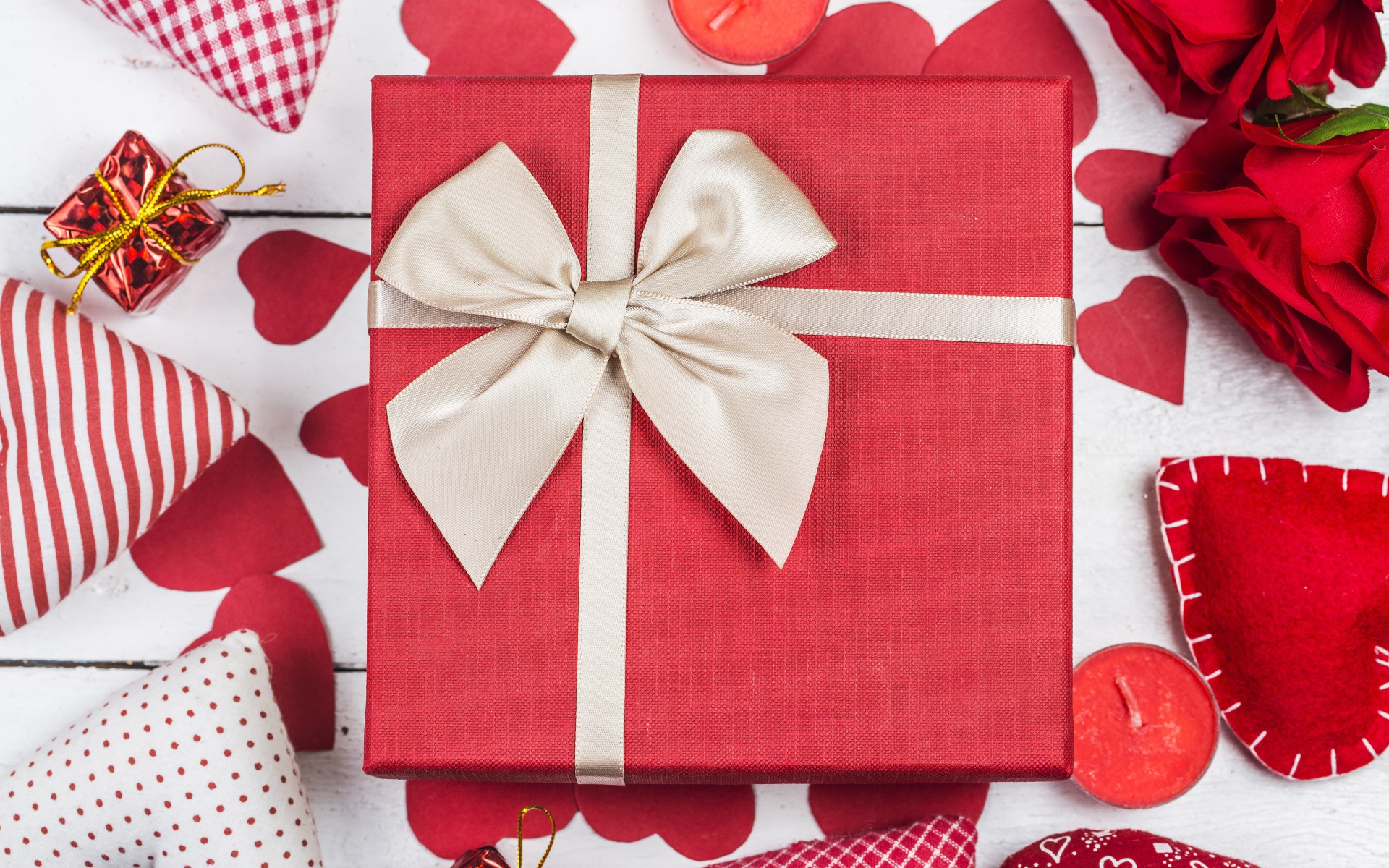 Большой подарок с сердечками на День Святого Валентина 14 февраля