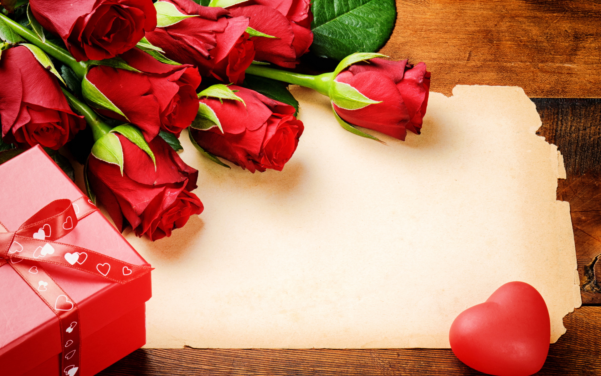 Лист бумаги, розы и подарок, шаблон для поздравительной открытки на День Святого Валентина