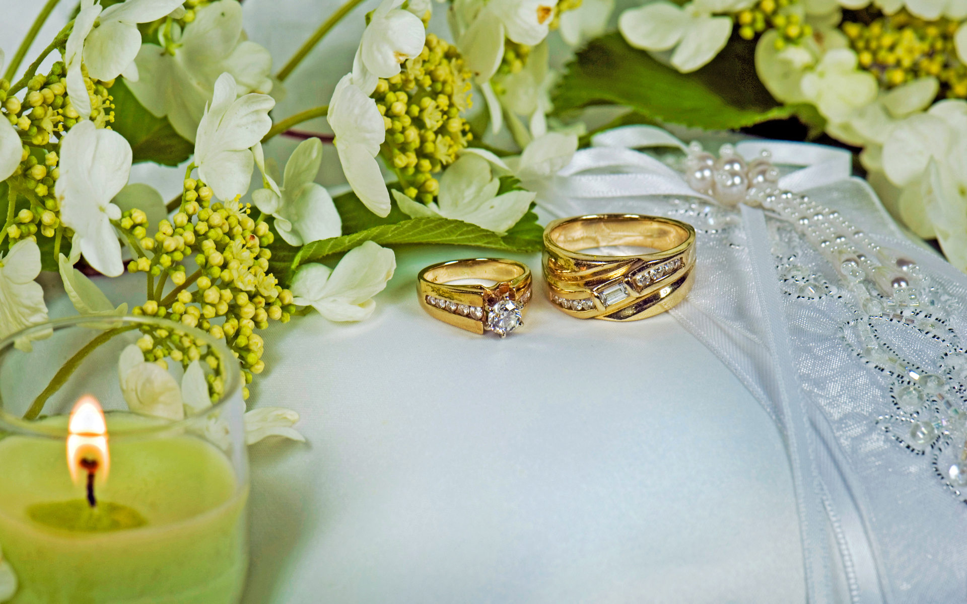 Два обручальных кольца на подушечке обшитой цветами