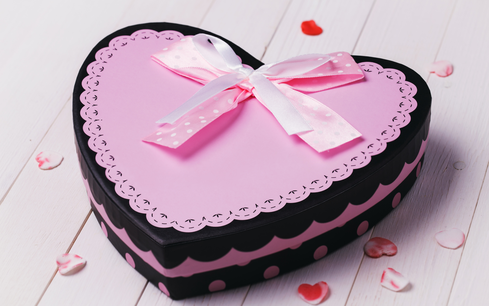 Большая подарочная коробка в форме сердца с розовым бантом