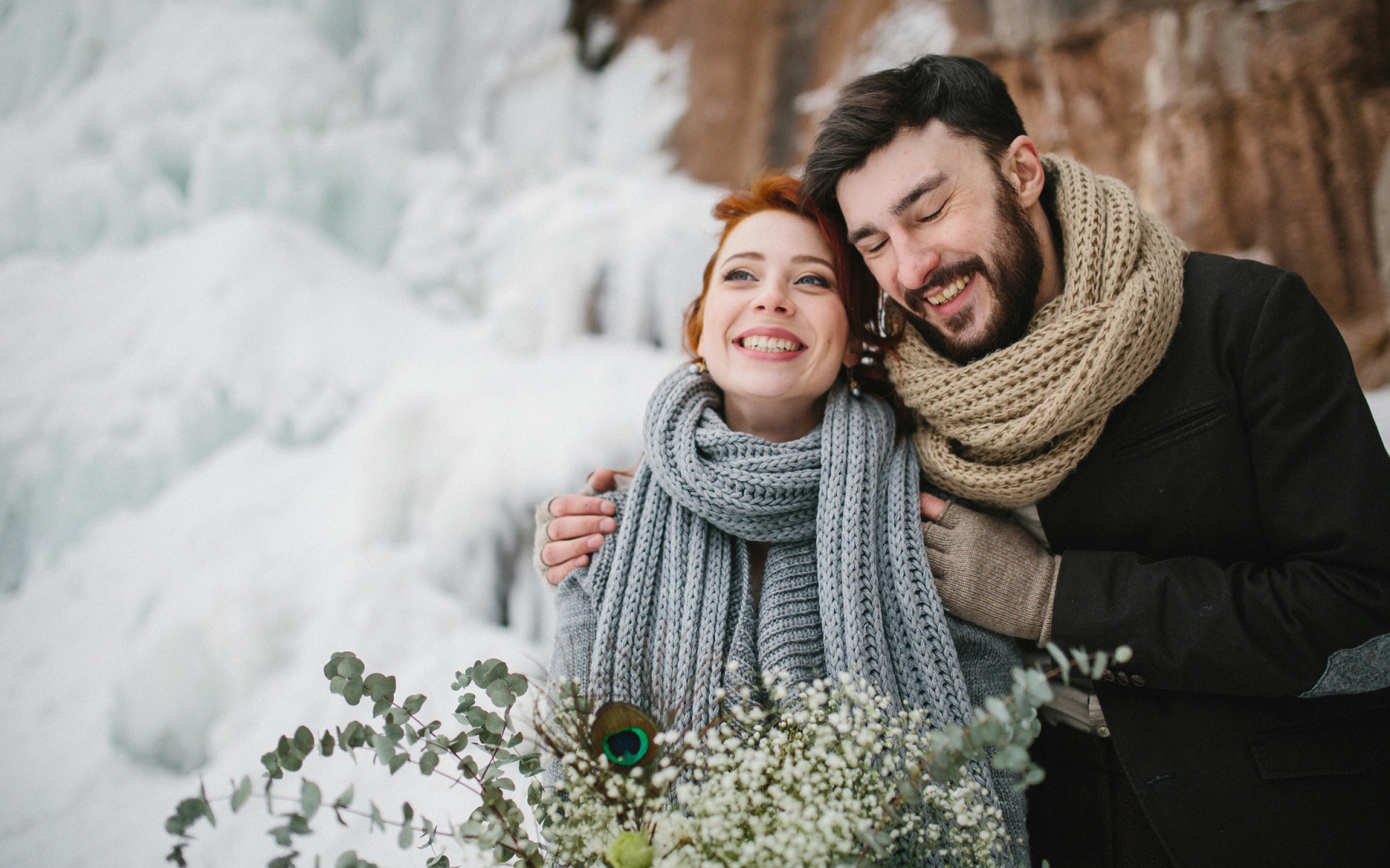 Влюбленная счастливая пара зимой