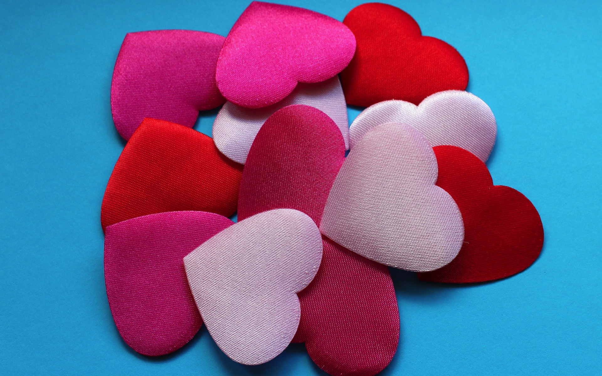 Разноцветные сердечки на голубом фоне