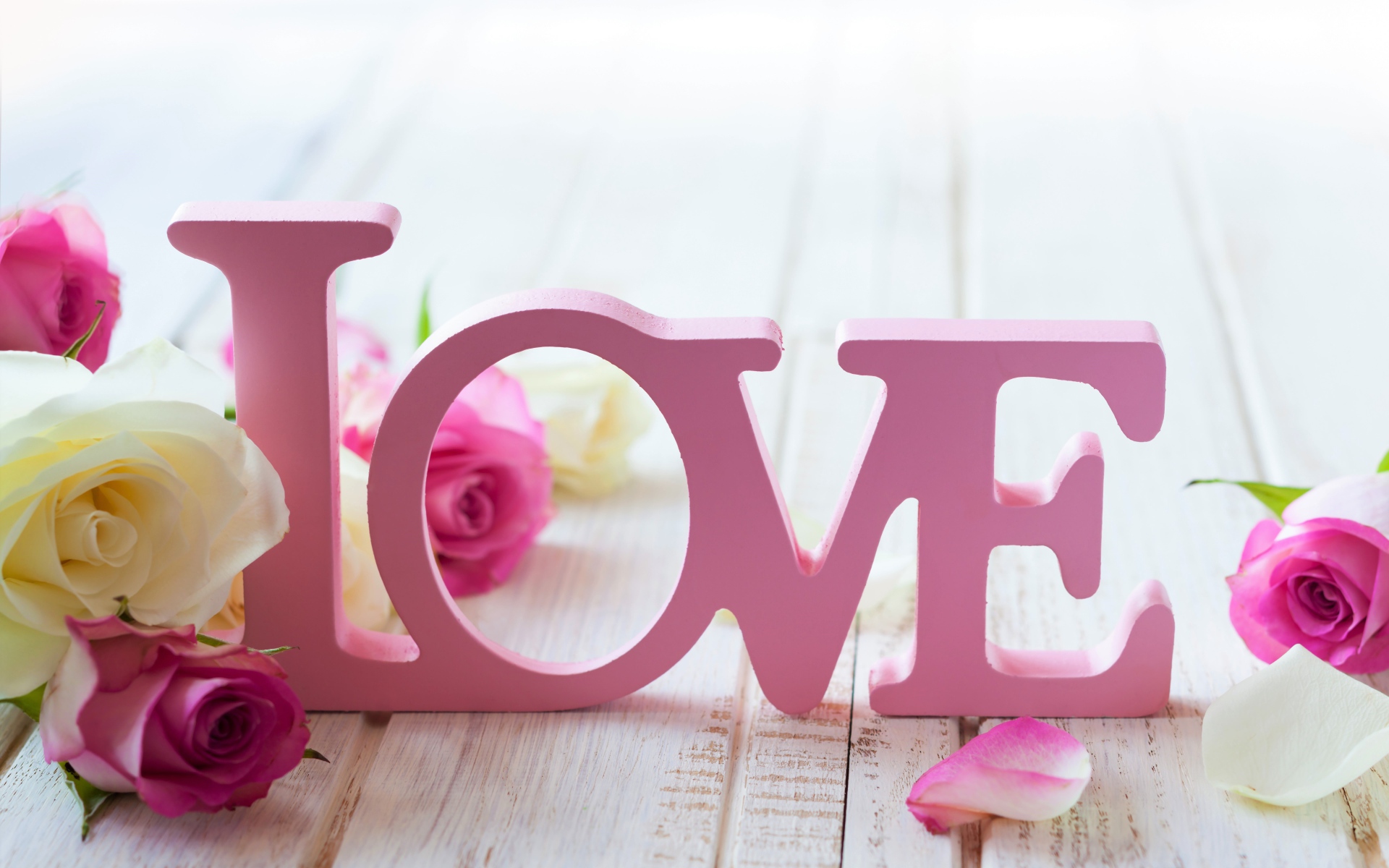 Розовая надпись любовь с нежными белыми и розовыми розами