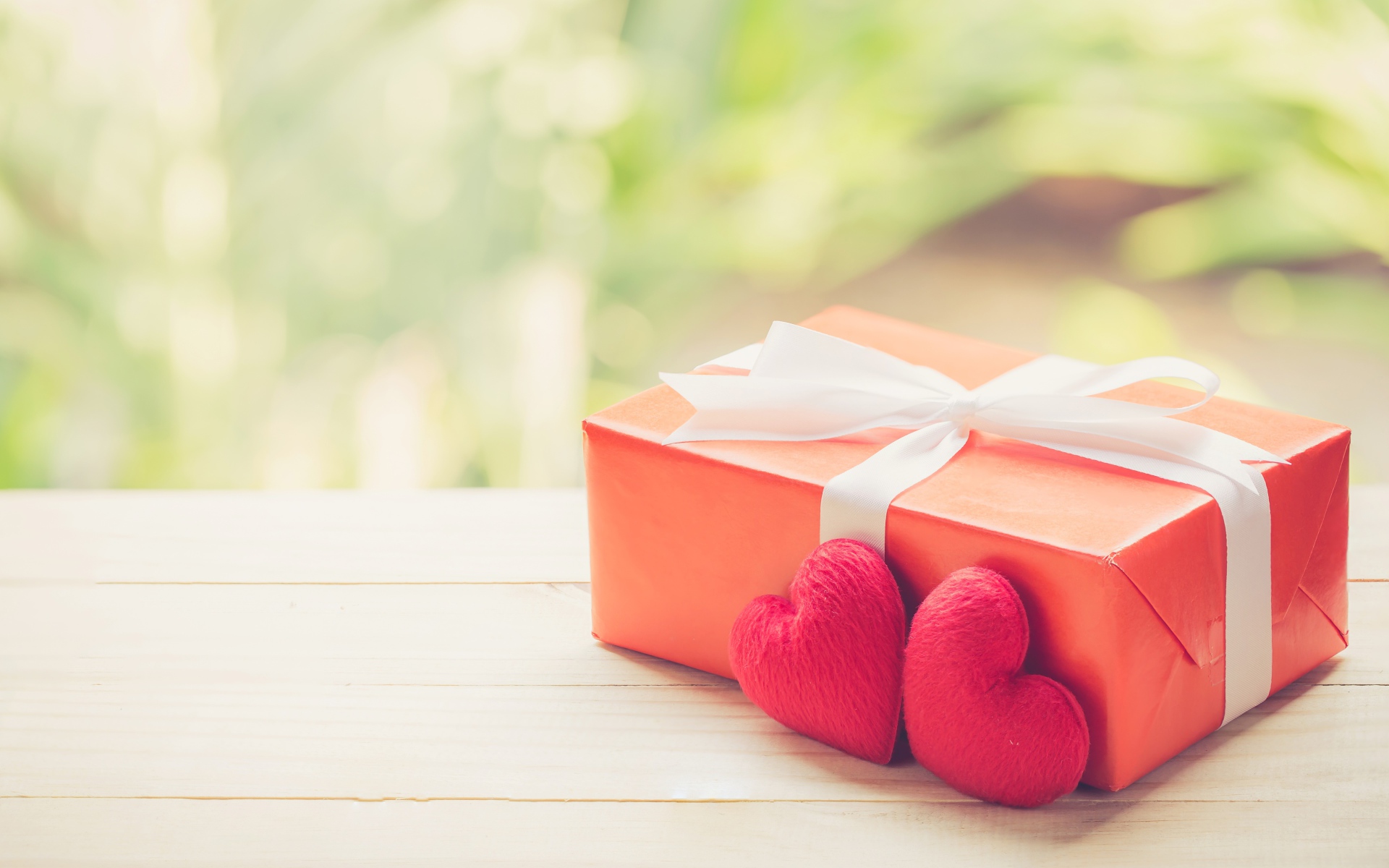 Красная подарочная коробка с красными сердечками