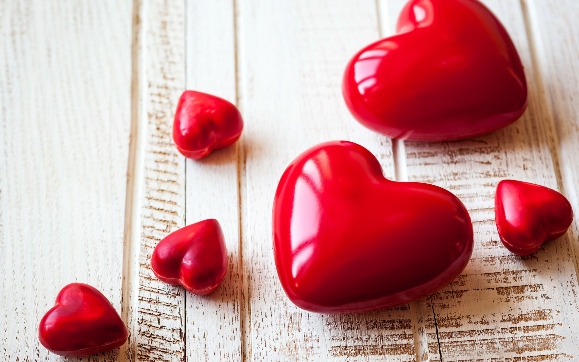 Красные сердца на деревянной поверхности 