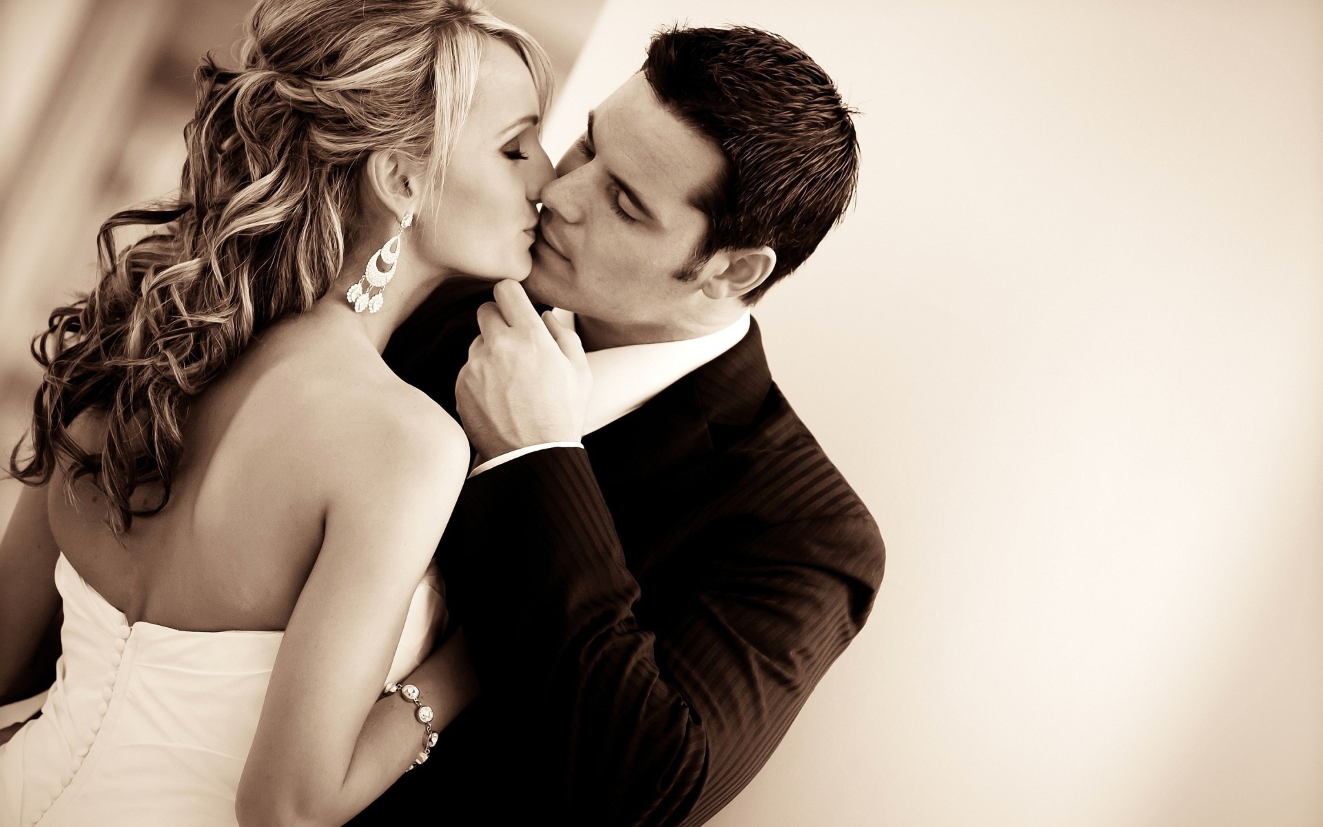 Романтический поцелуй жениха и невесты