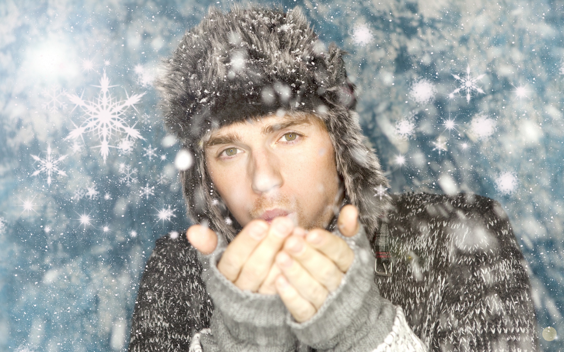 Молодой парень в теплой шапке мерзнет зимой