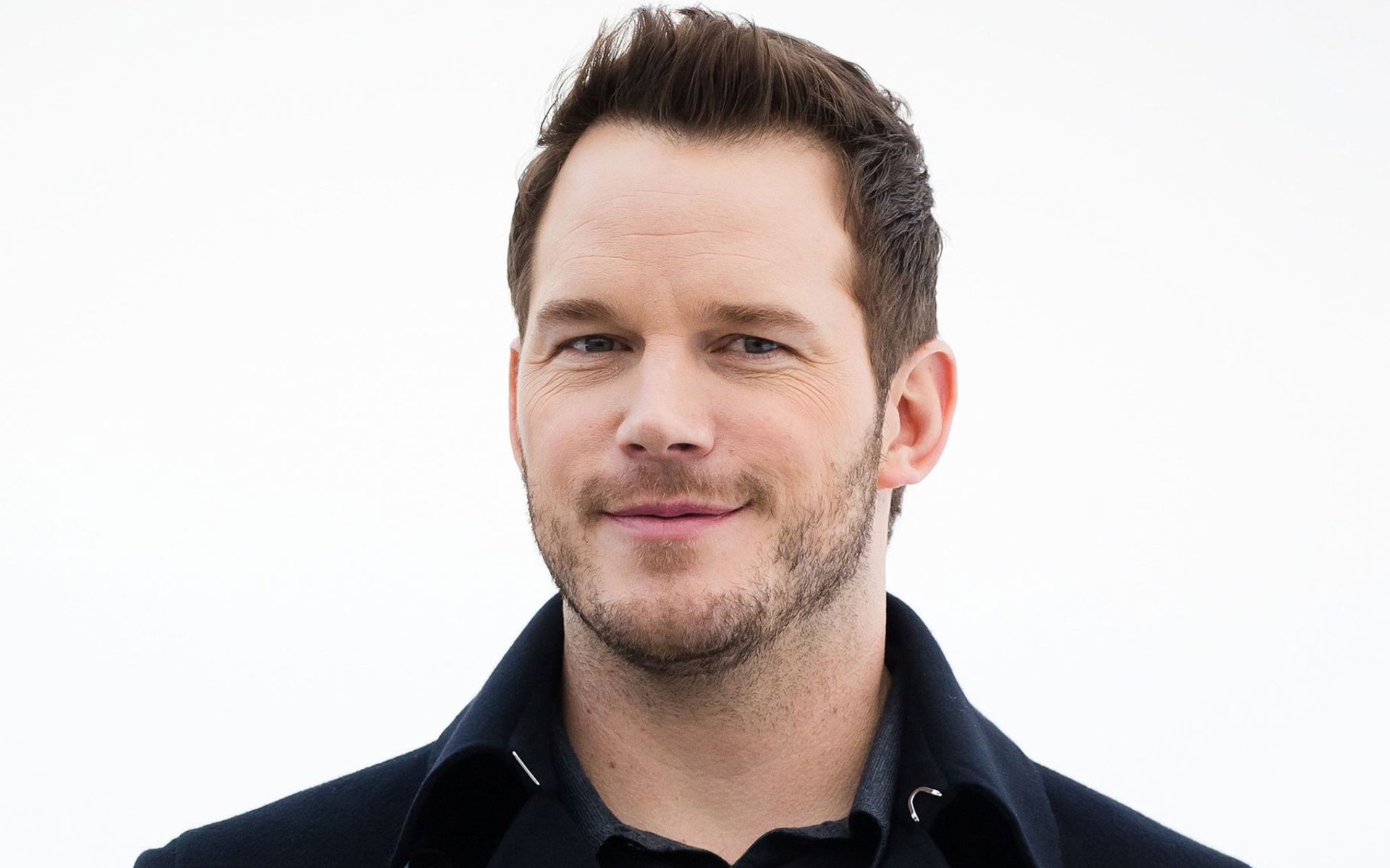 Красивый популярный актер Крис Прэтт на белом фоне