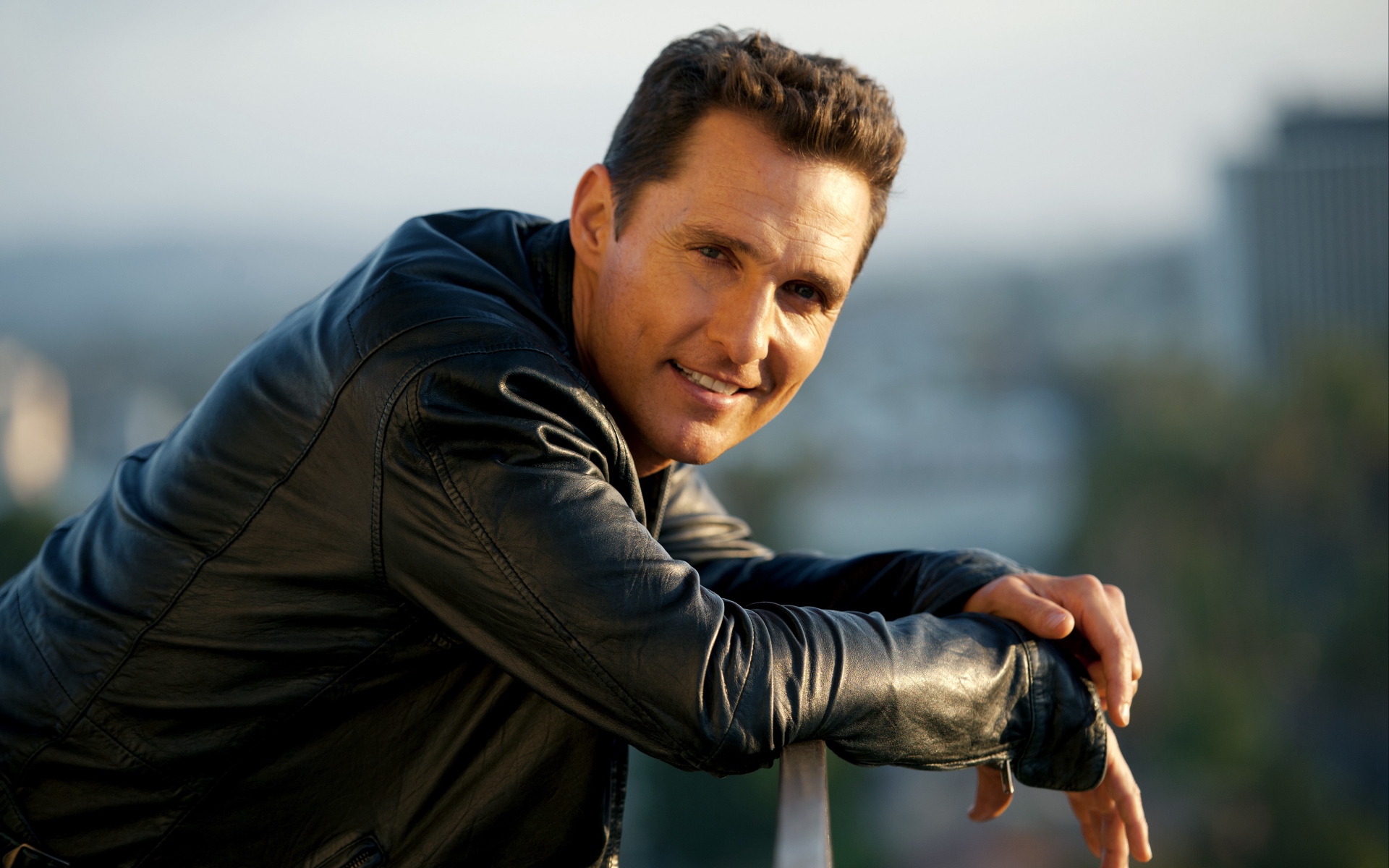 Красивый популярный актер Мэттью Макконахи в черной куртке 