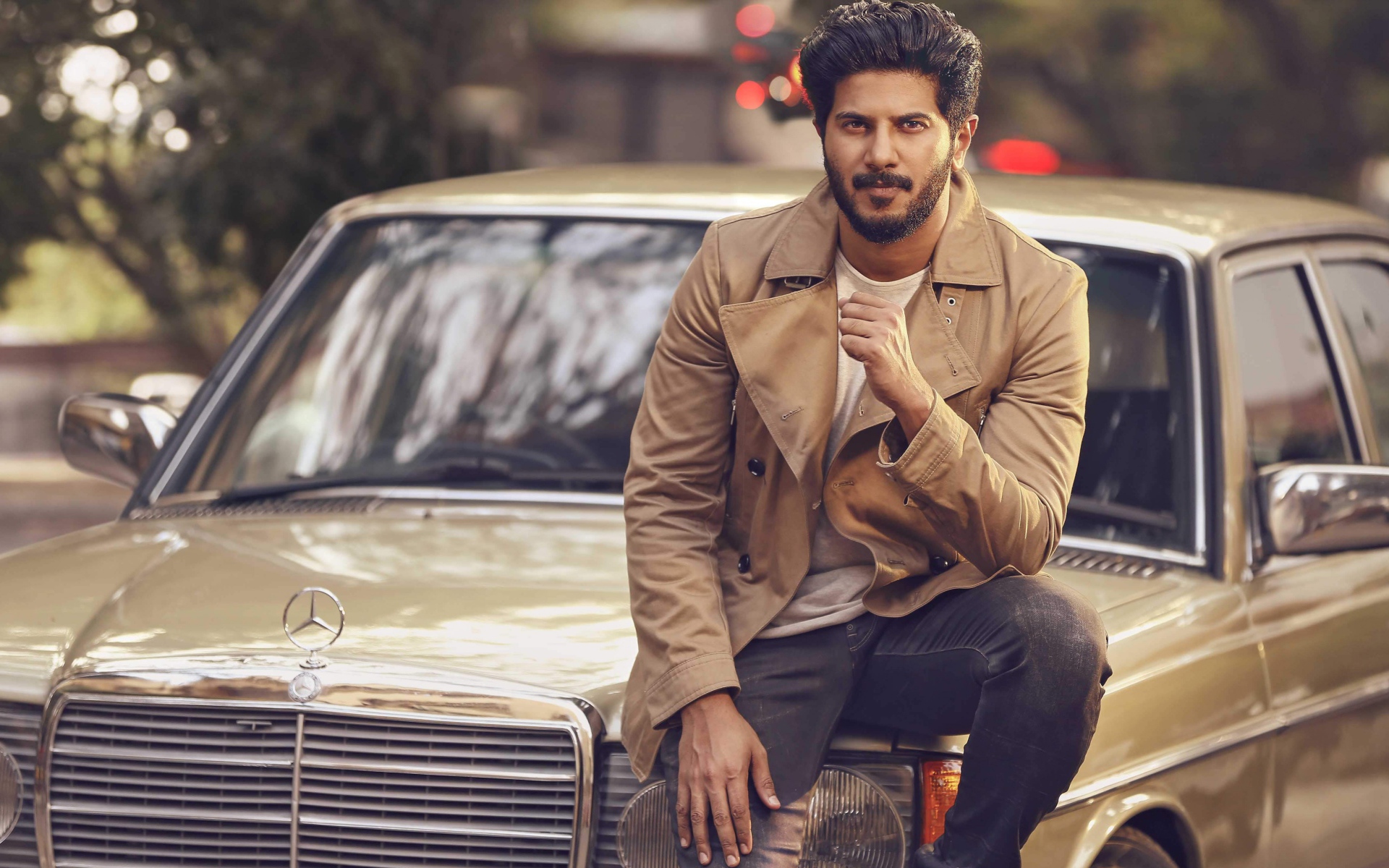Индийский актер Дулкар Салман сидит на машине