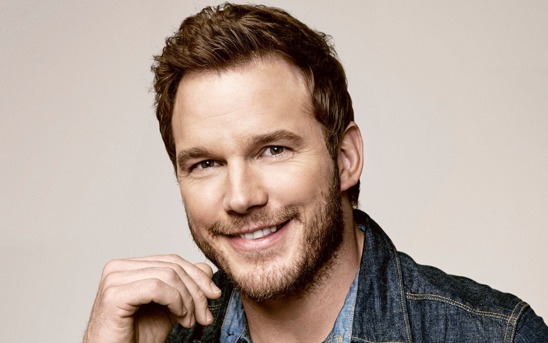 Популярный актер Крис Прэтт улыбается 