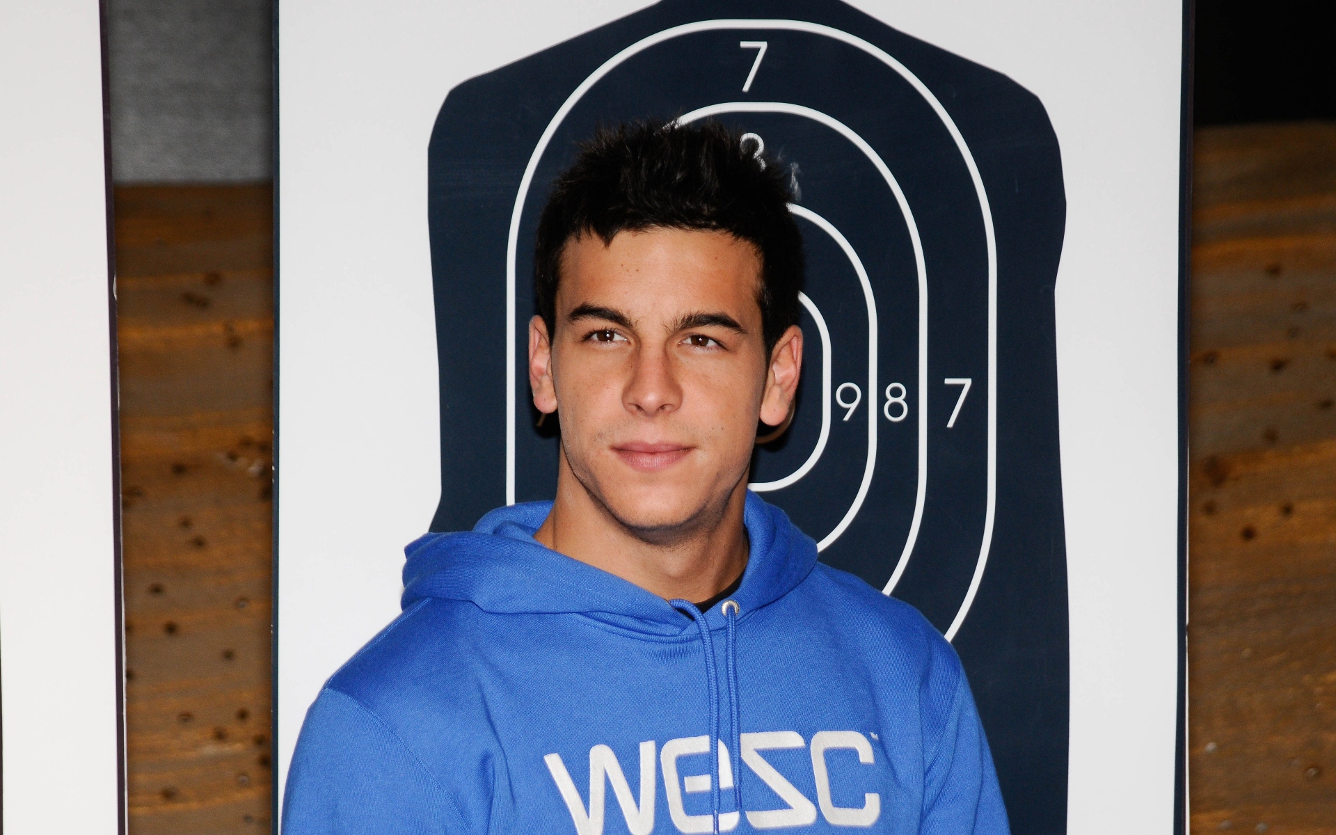 Популярный актер Марио Касас на фоне мишени