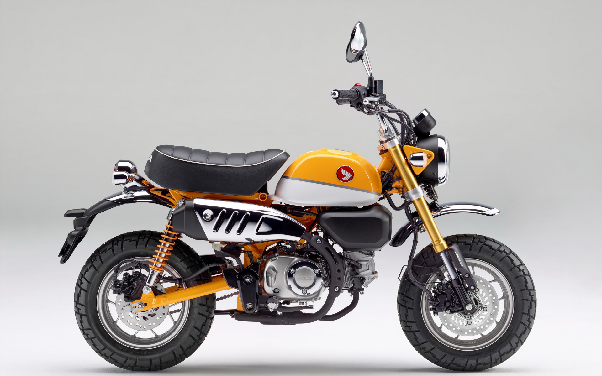 Мотоцикл Monkey 125, 2018 года на сером фоне