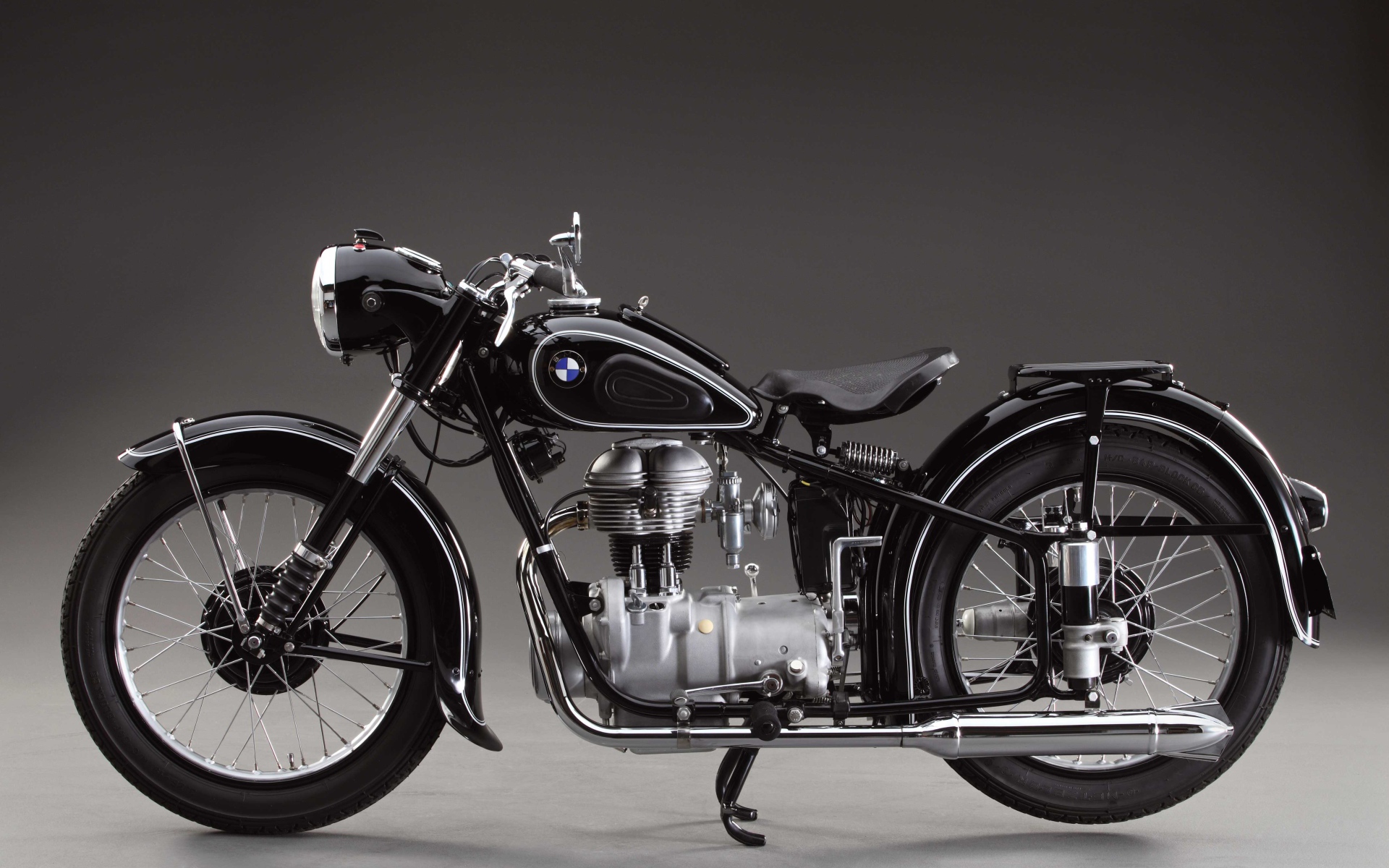 Мотоцикл BMW на сером фоне 