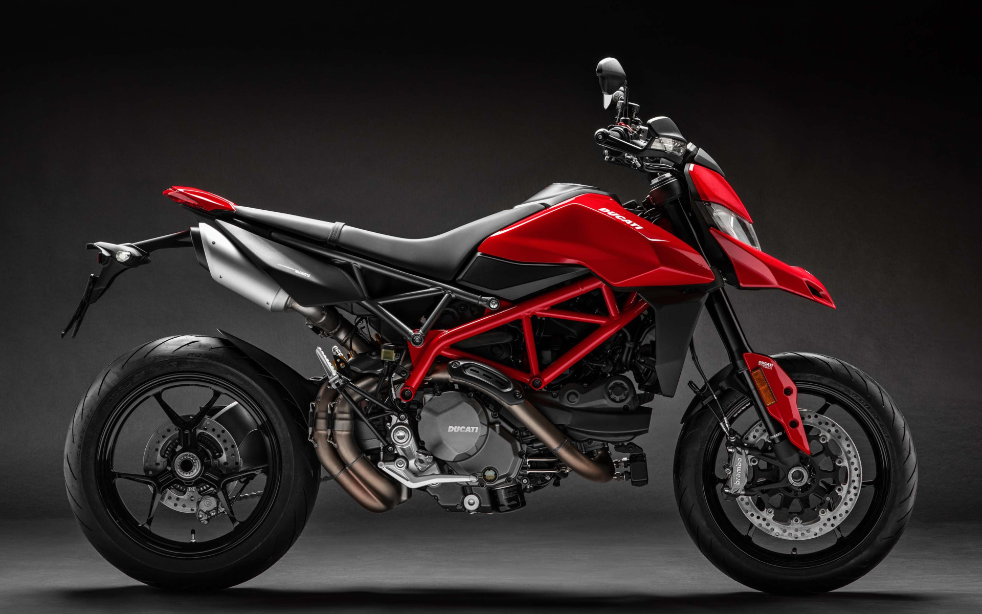 Мотоцикл  Ducati Hypermotard 950, 2019 года на сером фоне