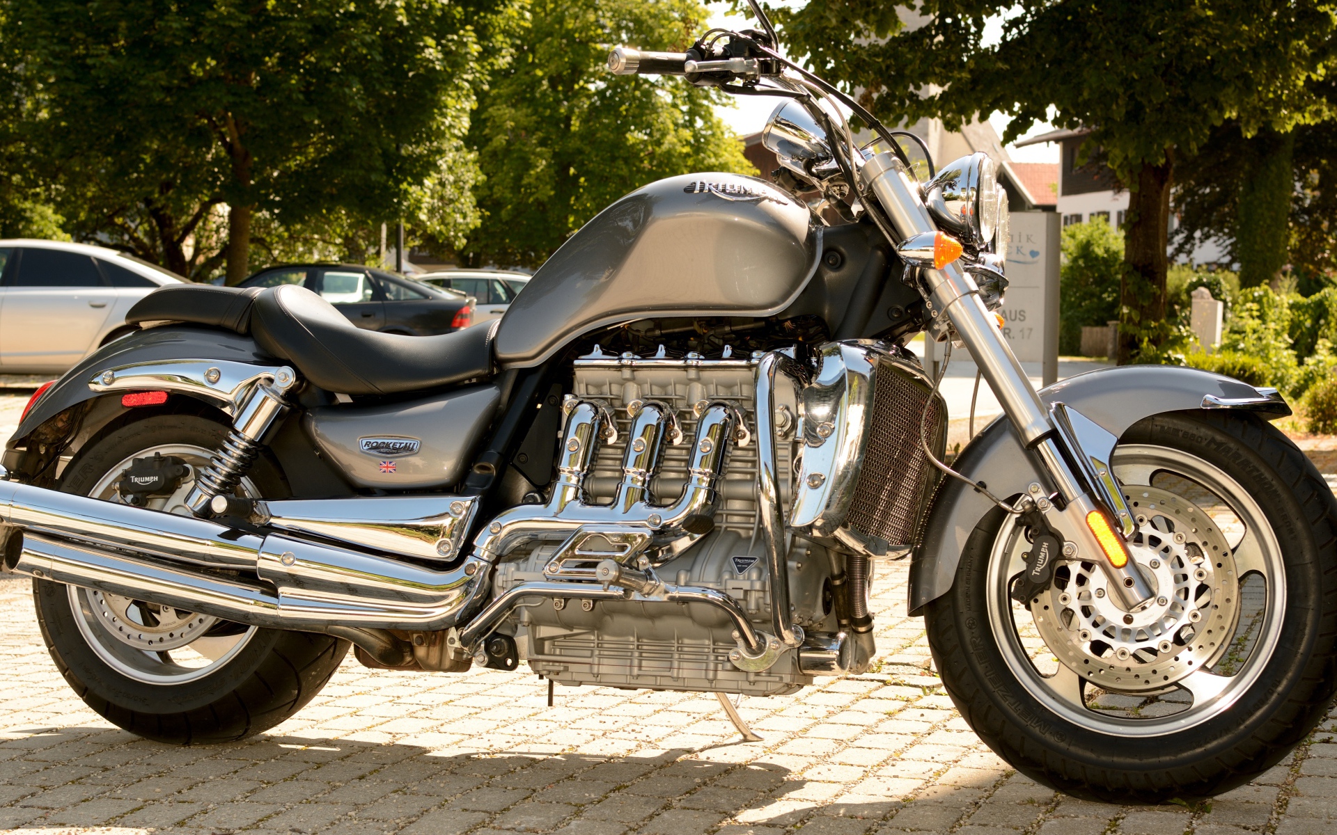 Красивый большой мотоцикл Triumph Rocket III