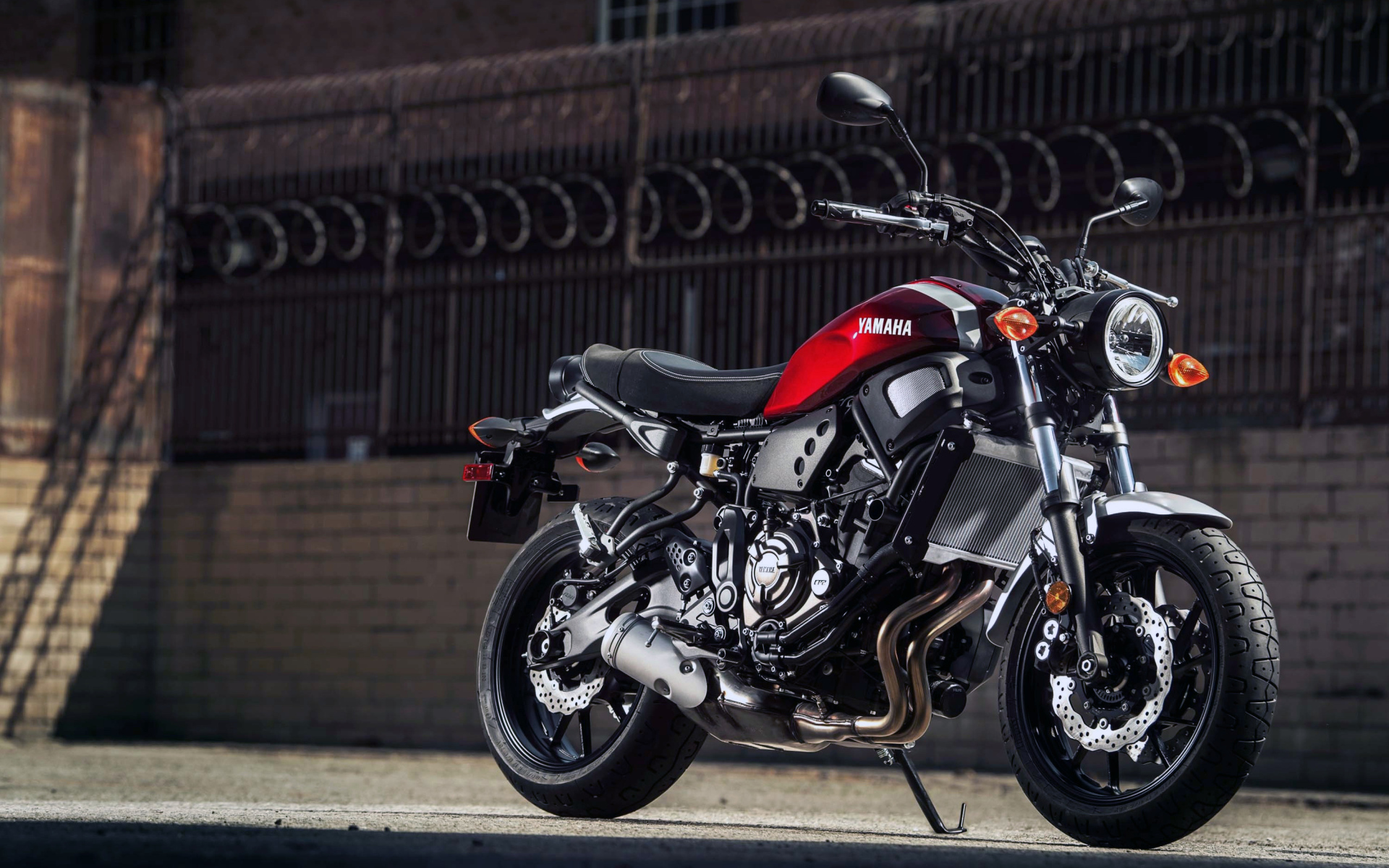 Большой мотоцикл Yamaha XSR700