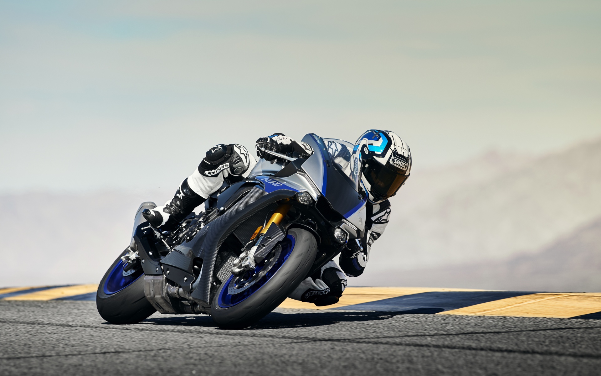 Мотогонщик на трассе на мотоцикле Yamaha YZF-R1M, 2018