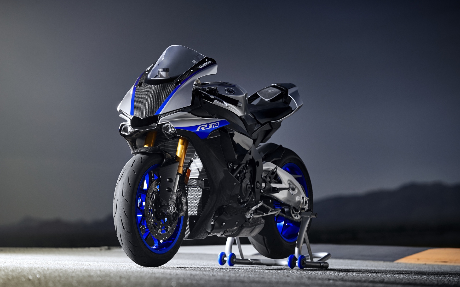Стильный новый мотоцикл Yamaha YZF-R1M, 2018 года