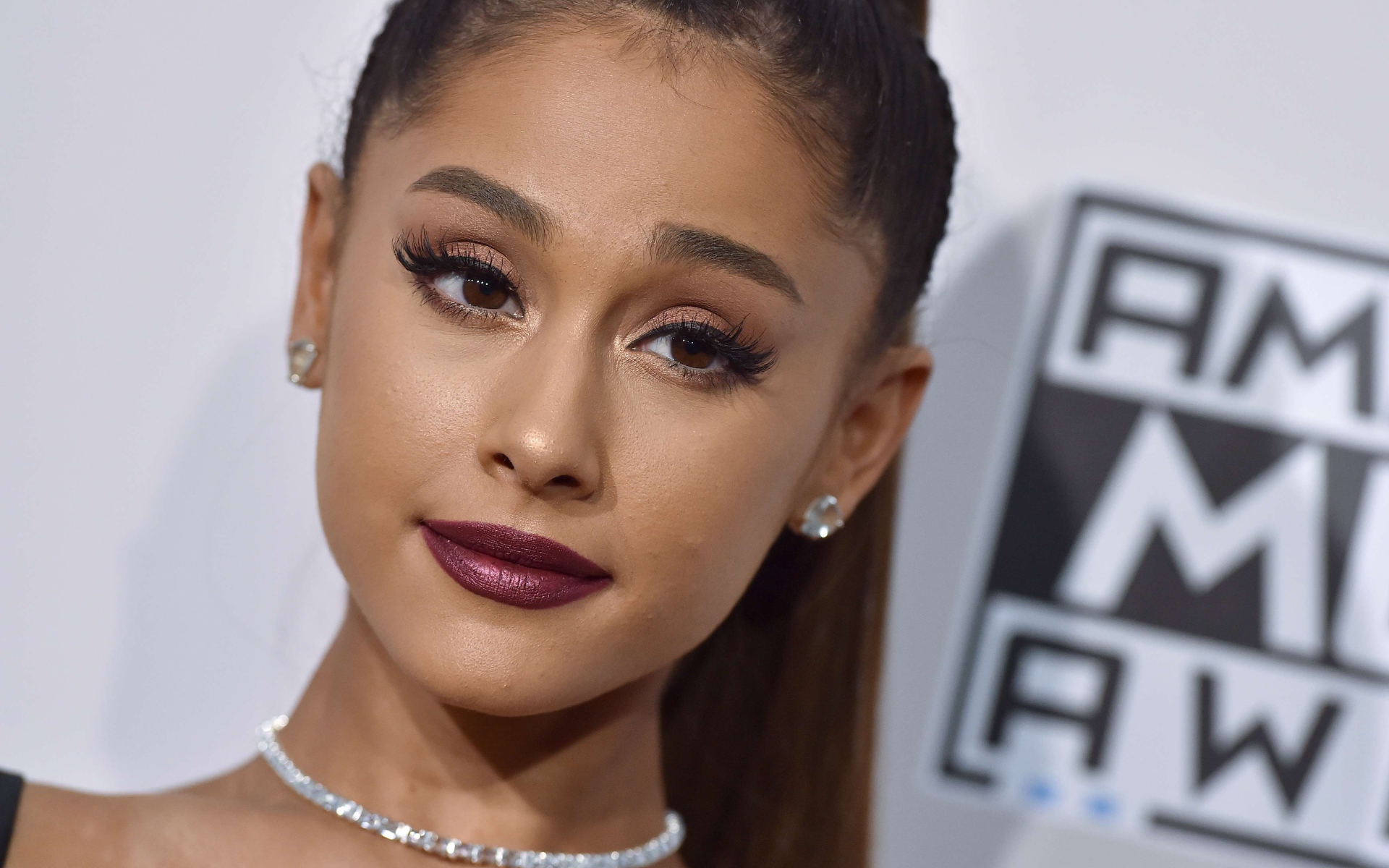 Певица Ариана Гранде лицо крупным планом