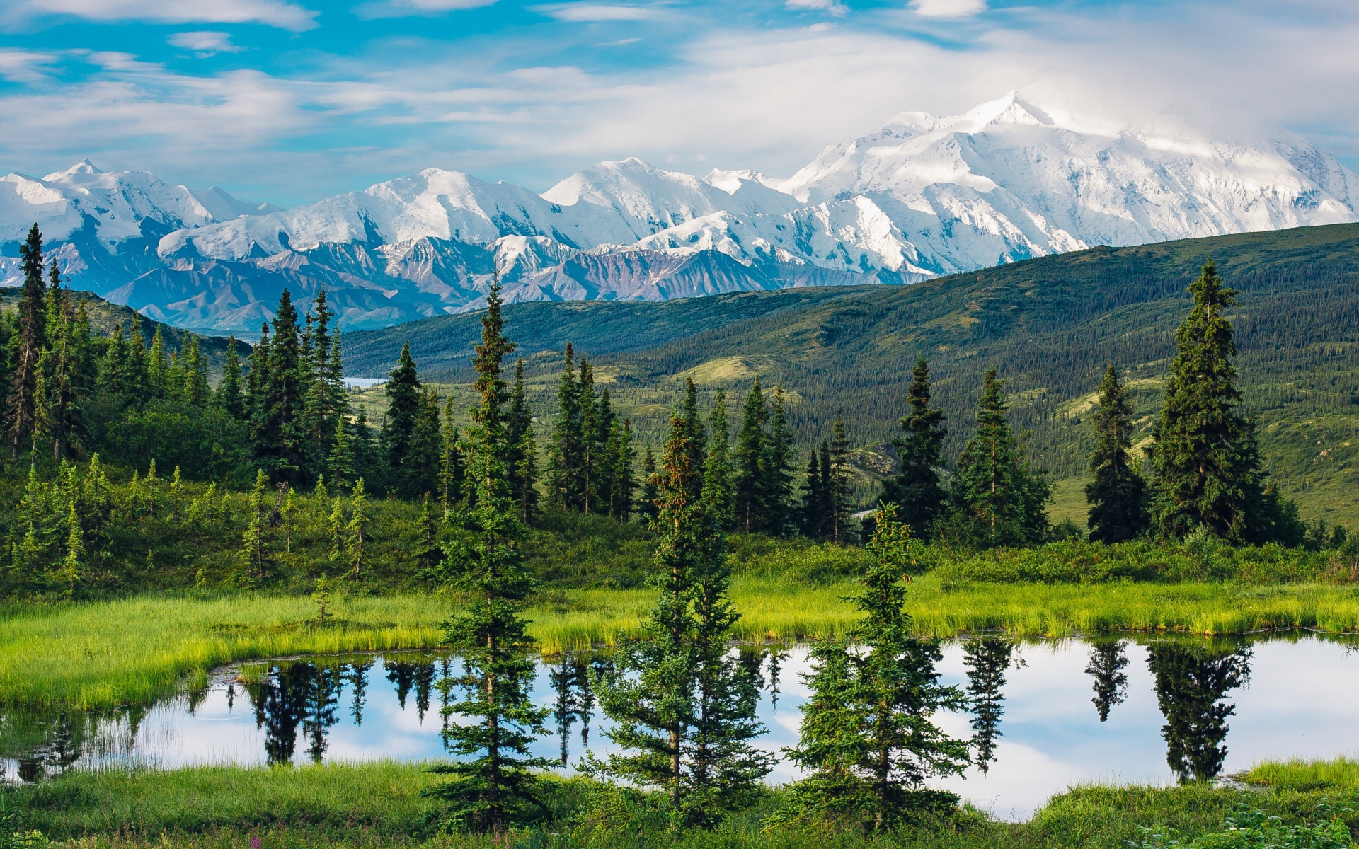 Красивый вид на горы, лес и озеро, Аляска