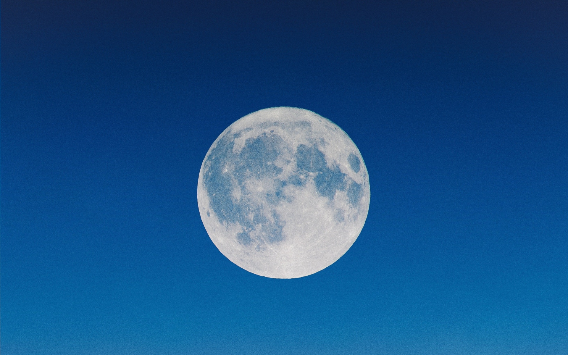 Большая белая луна в голубом небе