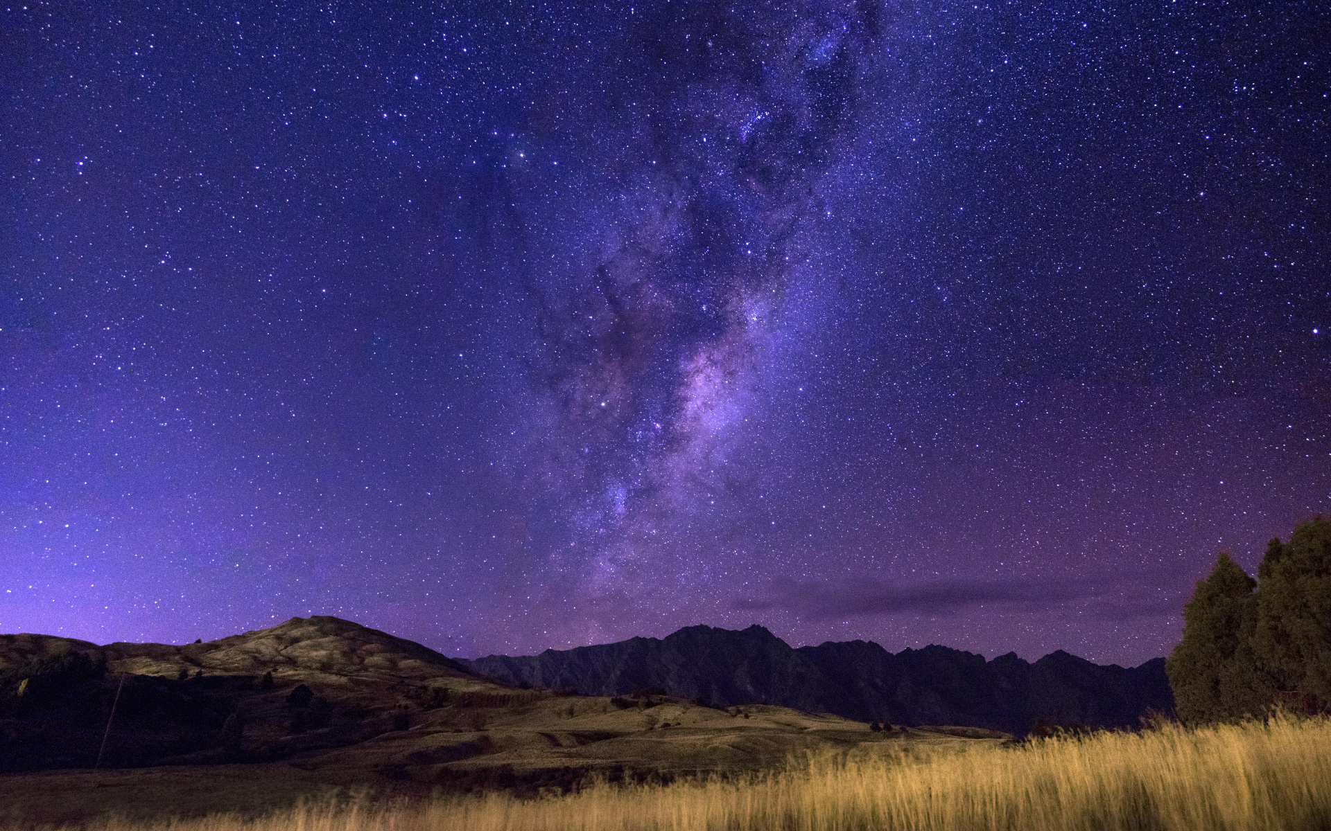 Млечный путь в звездном небе над горами
