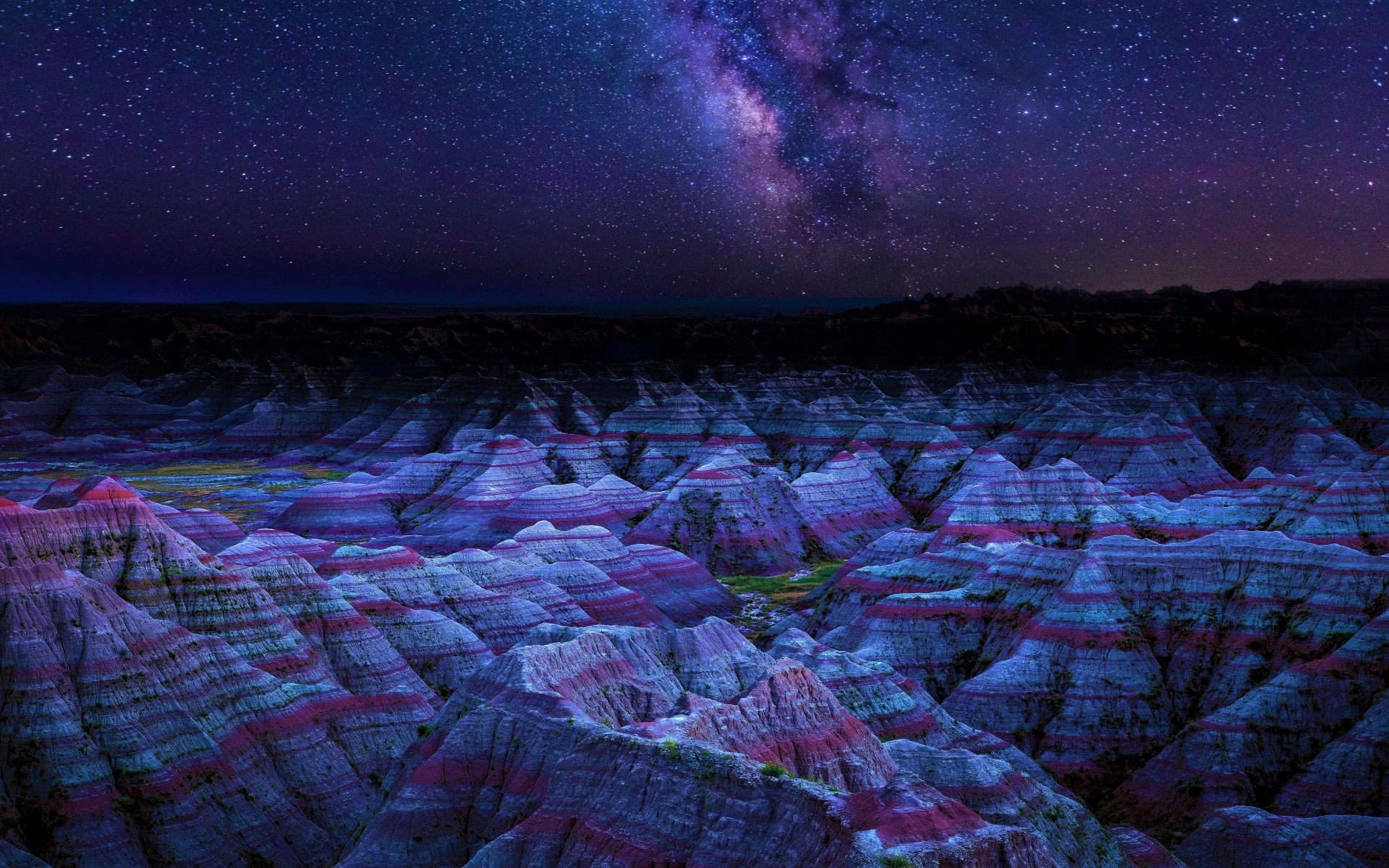 Млечный путь над скалами в национальном парке Бэдлендс, США