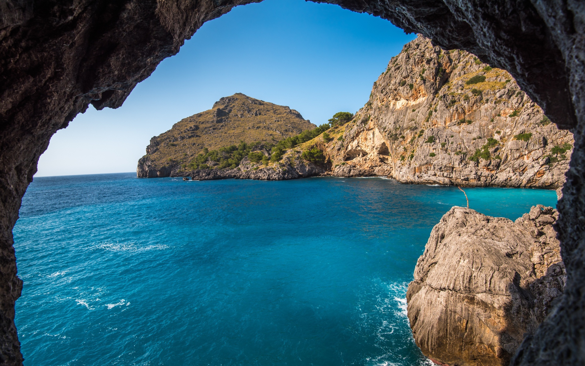 Скалы в морском заливе под голубым небом