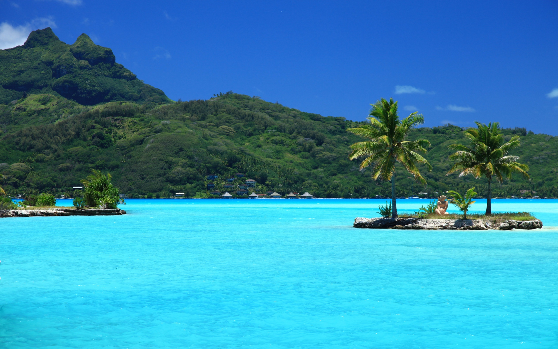 Маленькие островки с пальмами в голубом океане 