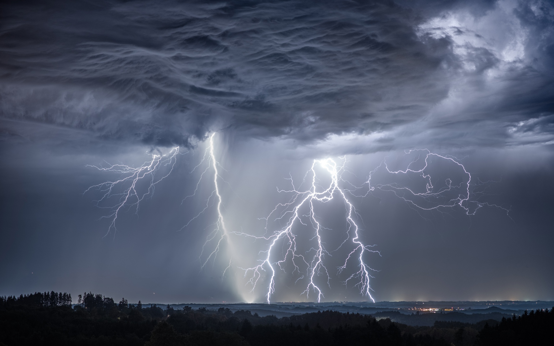 Грозовое небо с молнией над городом