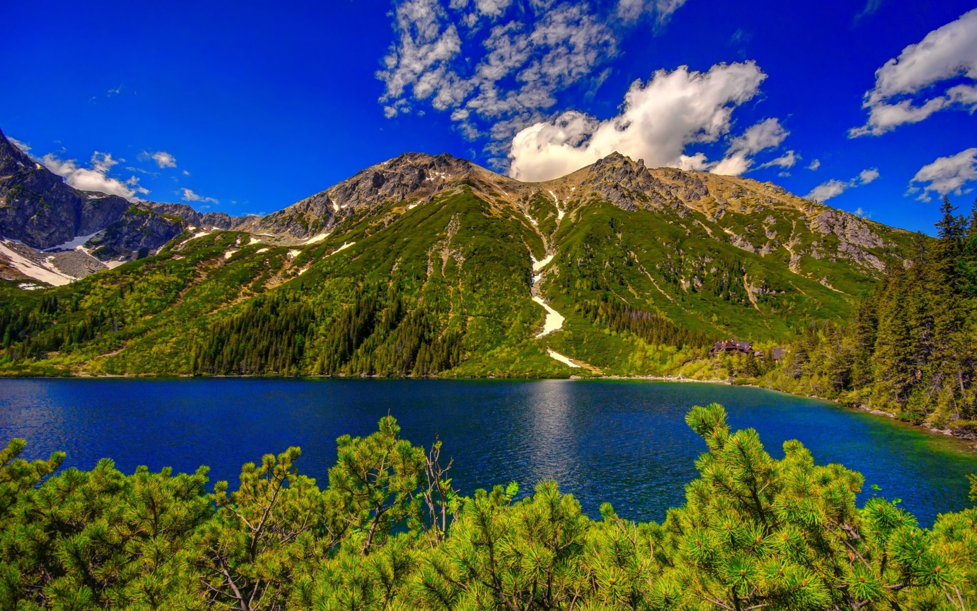 Вид на озеро у горы Татры на фоне красивого голубого неба