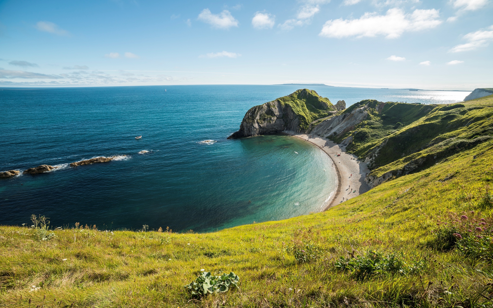 Вид на морской горизонт со скалы покрытой травой