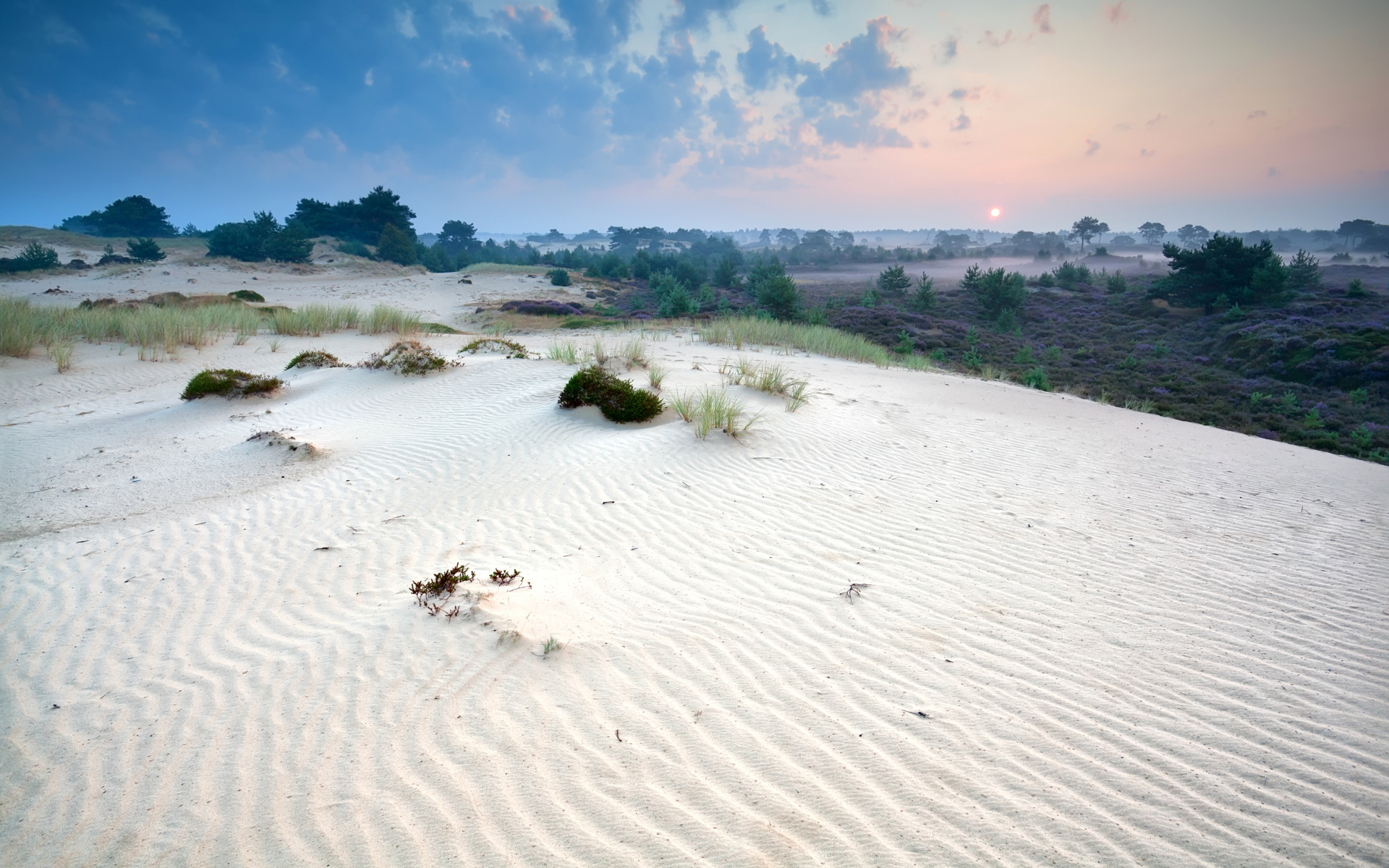 Белый песок под красивым небом 