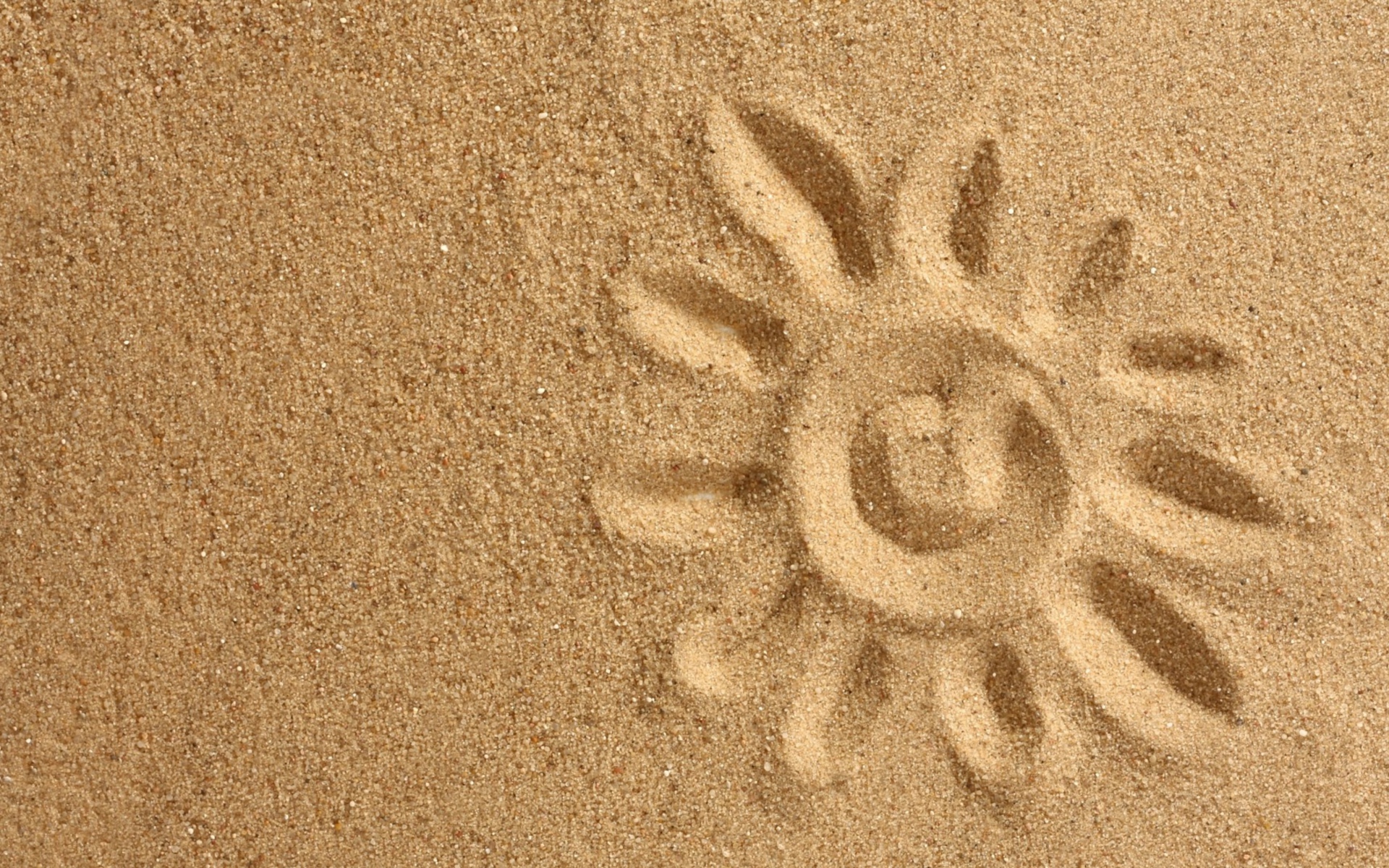 Солнце нарисованное на желтом песке