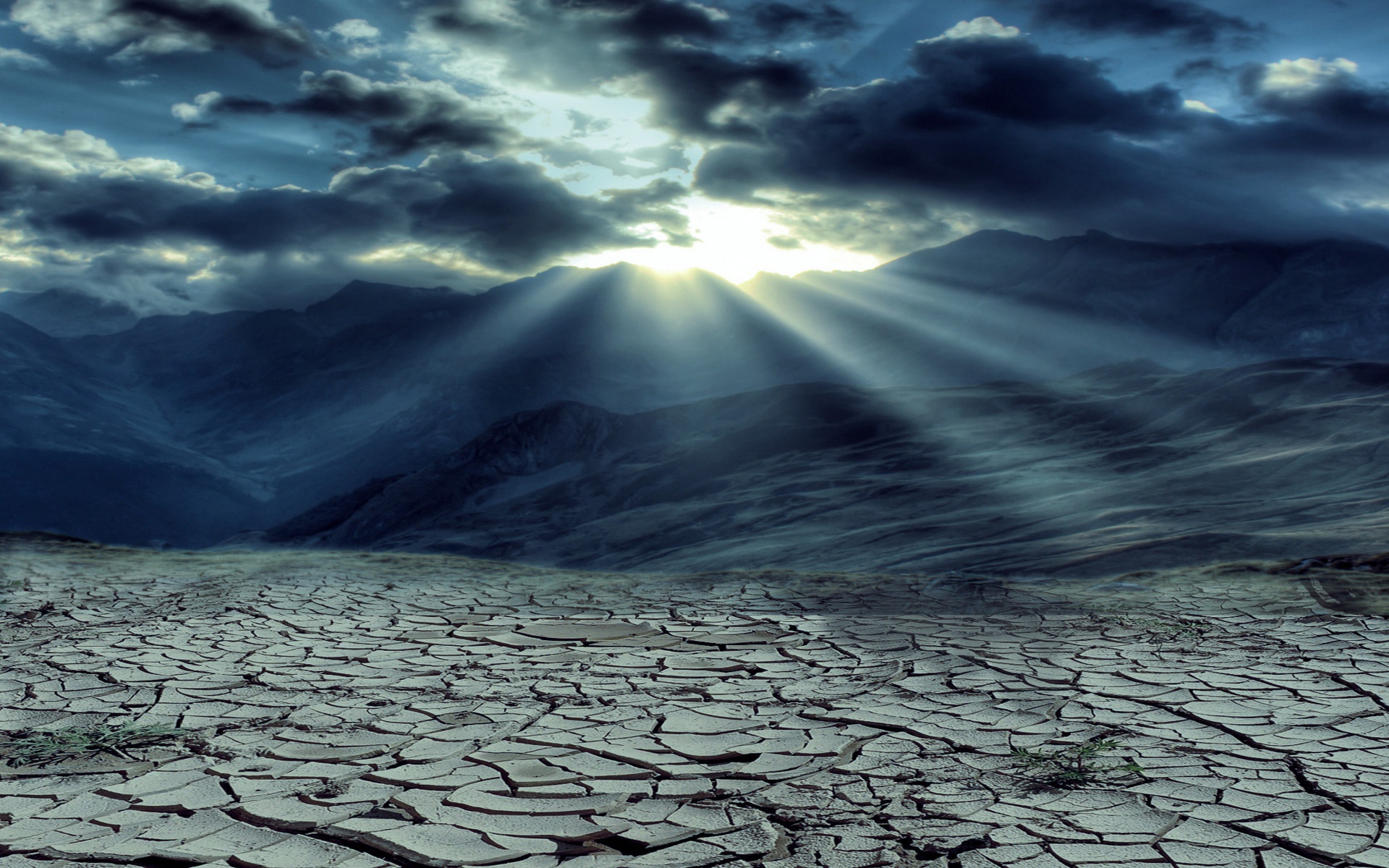 Солнце пробивается сквозь облака над пустыней