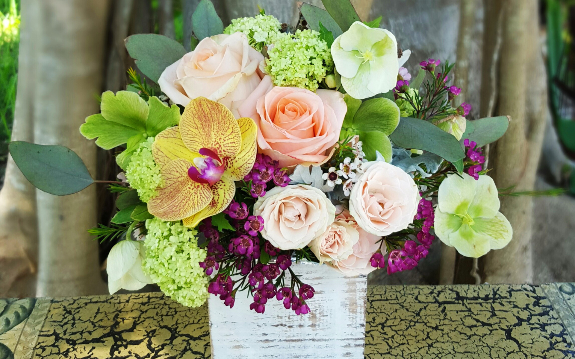 Красивый букет на столе в вазе 