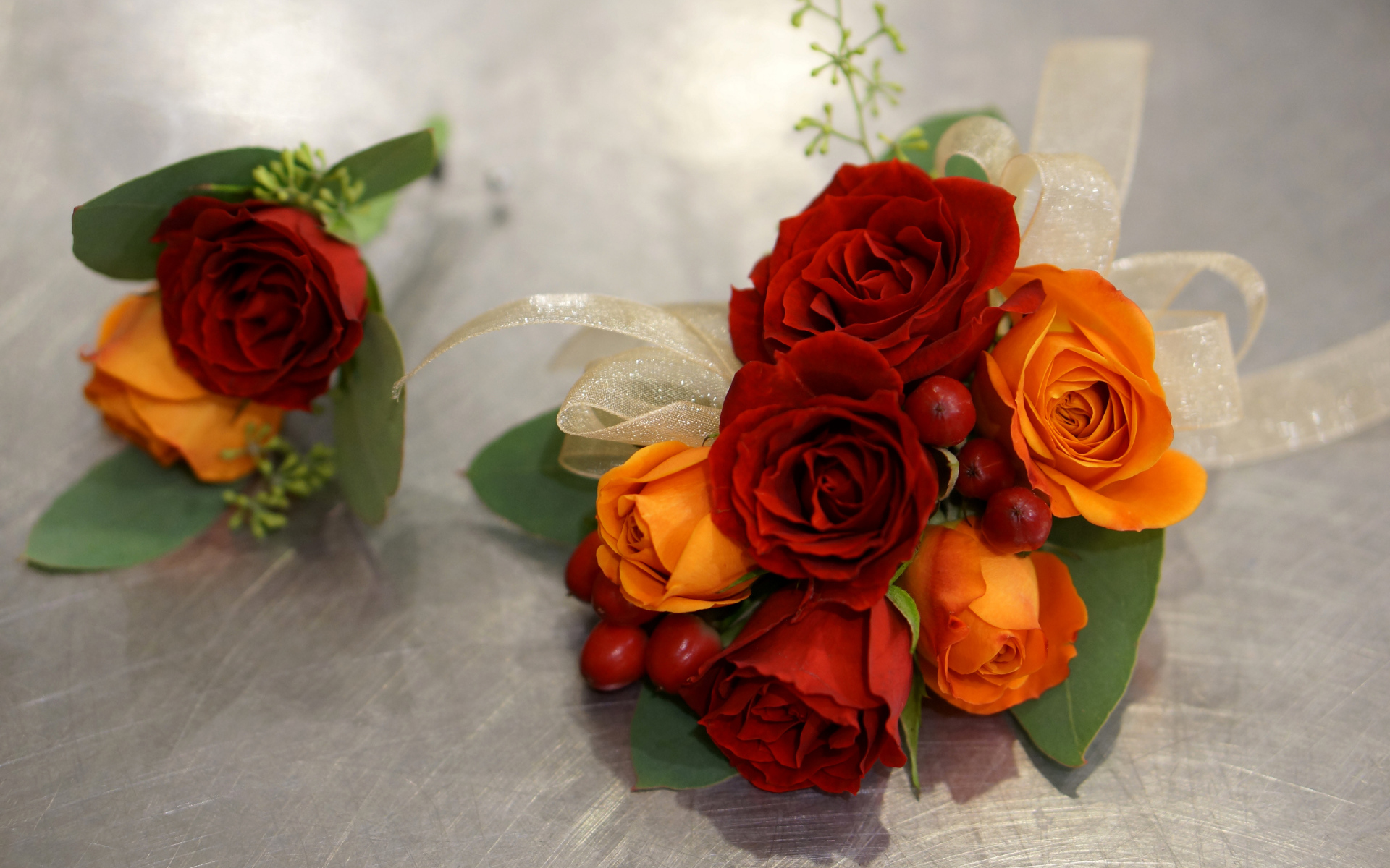 Красивый букет  и бутоньерка на столе