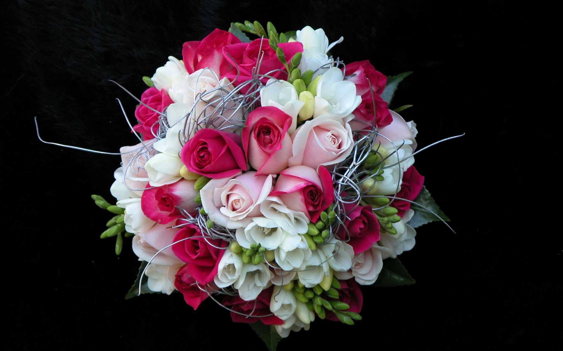 Красивый букет с цветами красной розы и фрезии на черном фоне