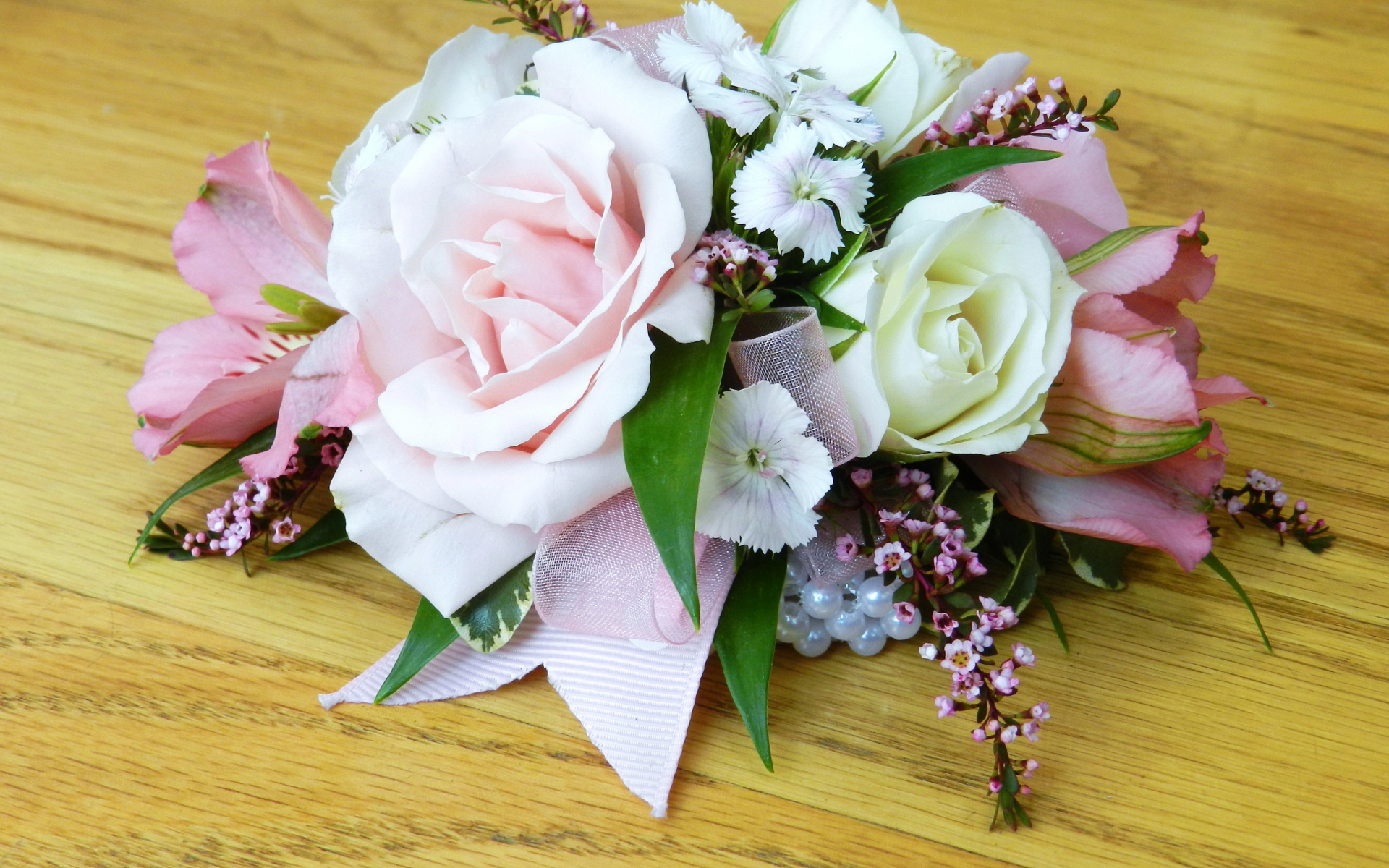 Красивые цветы на деревянном столе