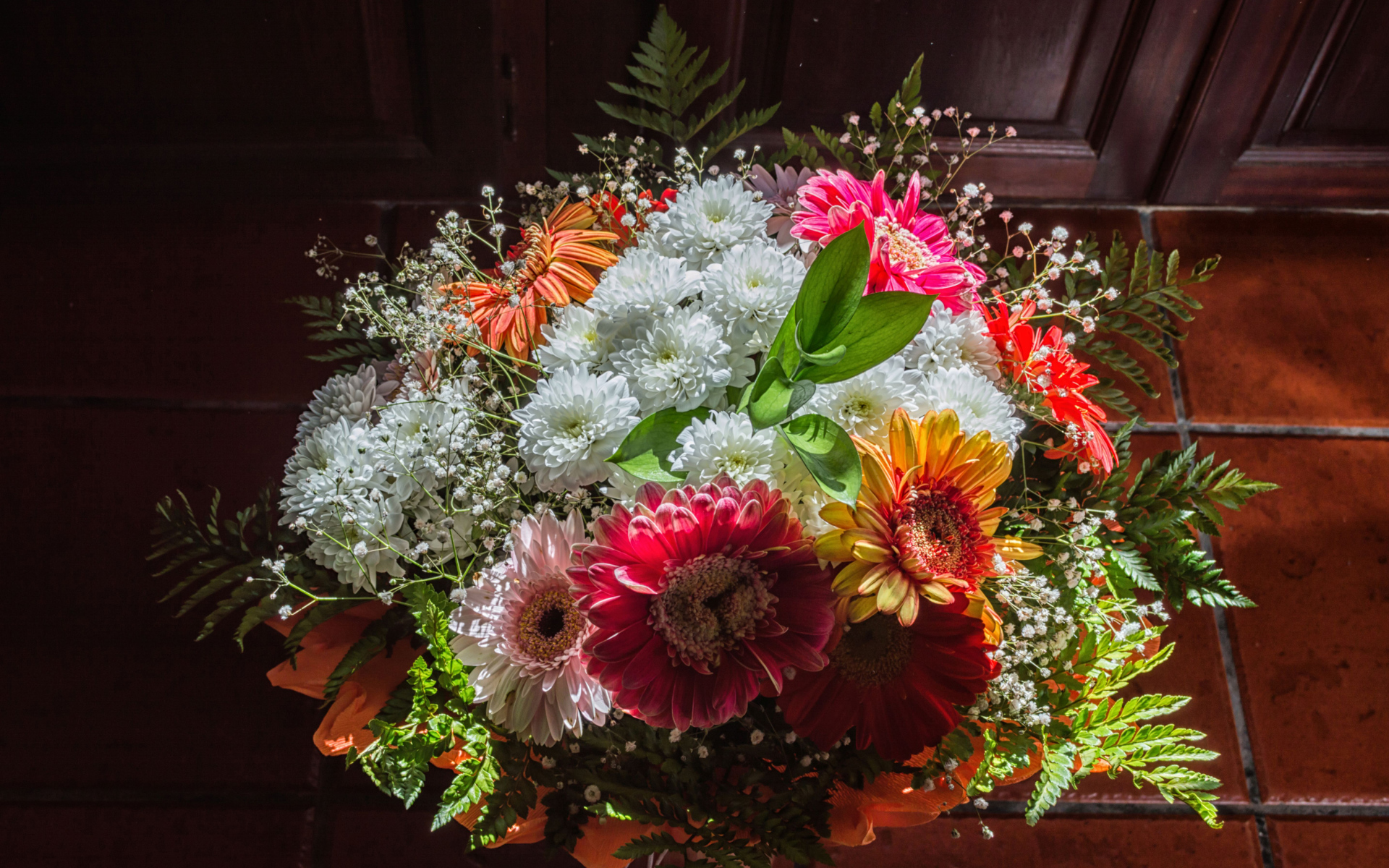 Красивый большой букет с цветами хризантемы и герберы