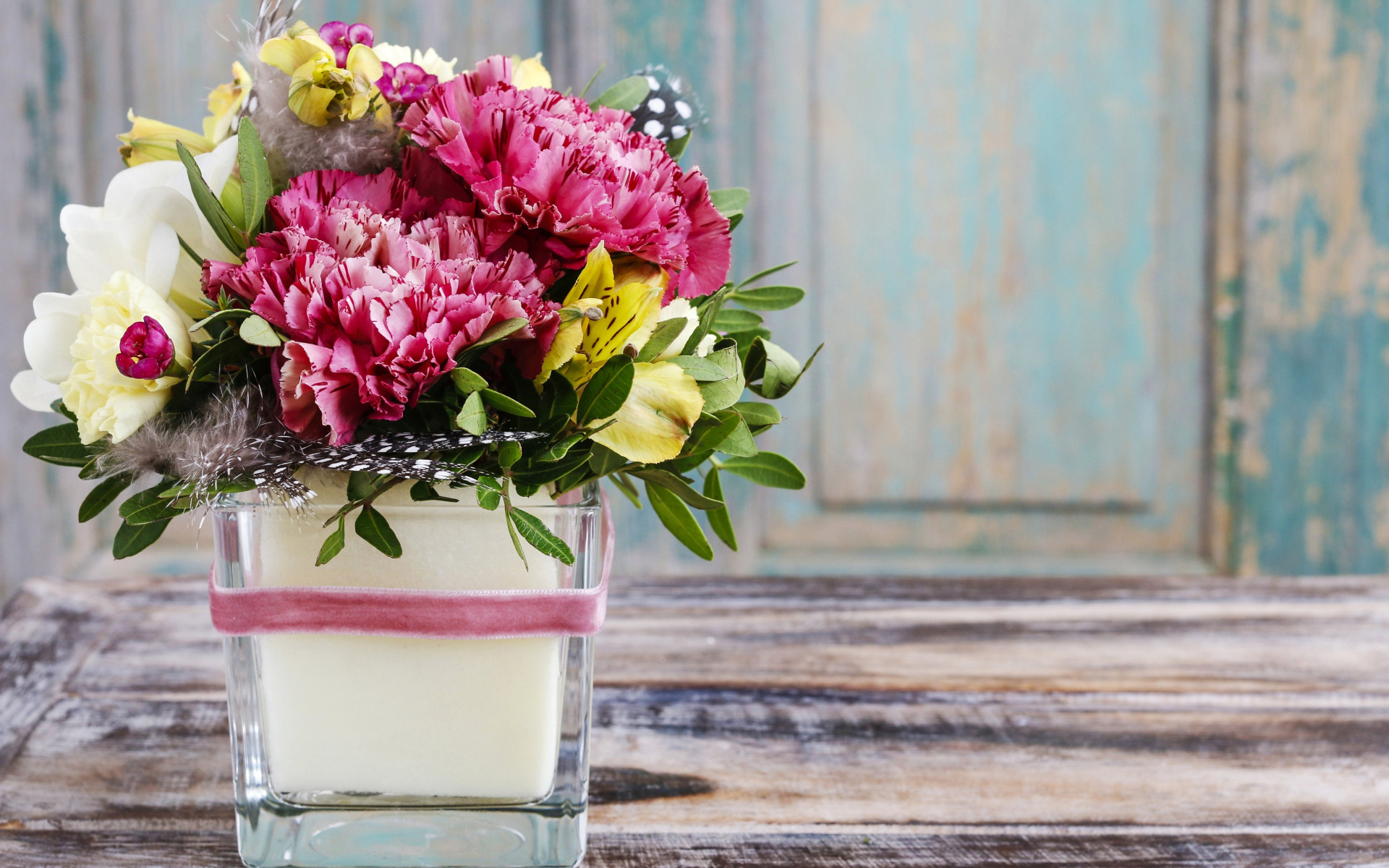 Букет пионов с лилиями в вазе на столе