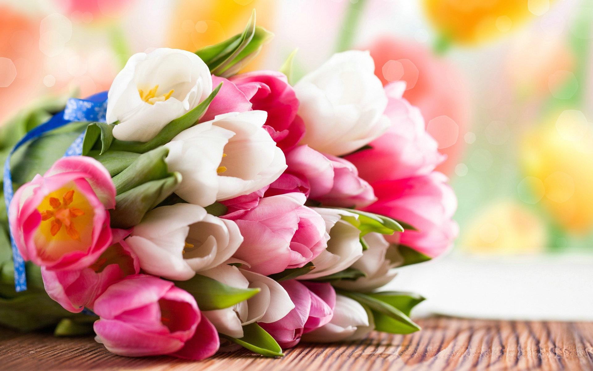 Букет розовых и белых тюльпанов на столе